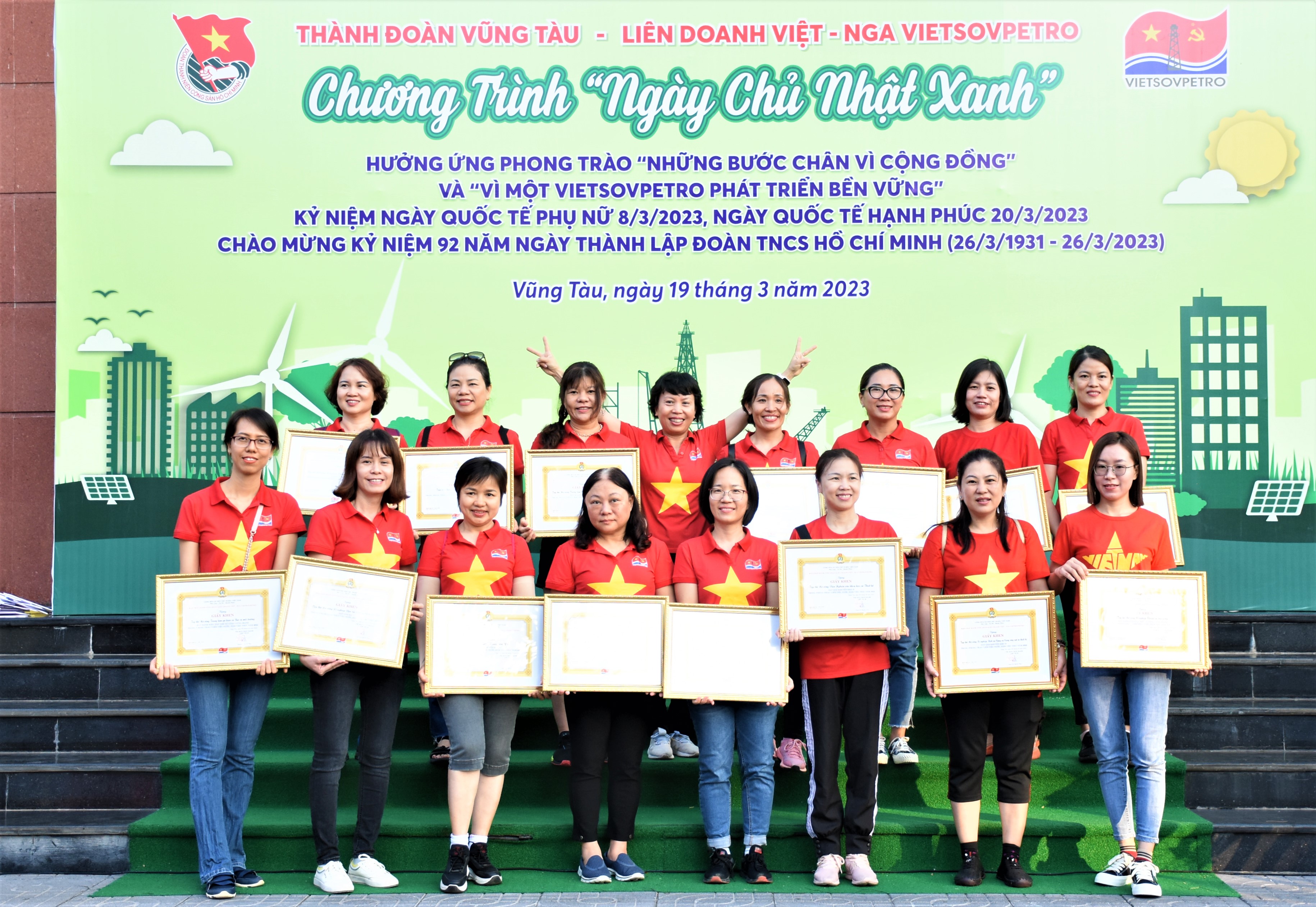 Công đoàn Vietsovpetro cũng khen thưởng chuyên đề “Giỏi việc nước, đảm việc nhà” năm 2022 cho các tập thể Ban Nữ công xuất sắc.