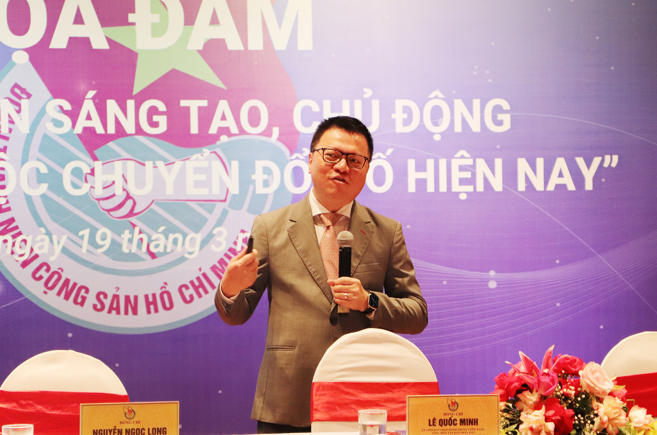 Nhà báo Lê Quốc Minh chia sẻ với thanh niên về chuyển đổi số trong báo chí.