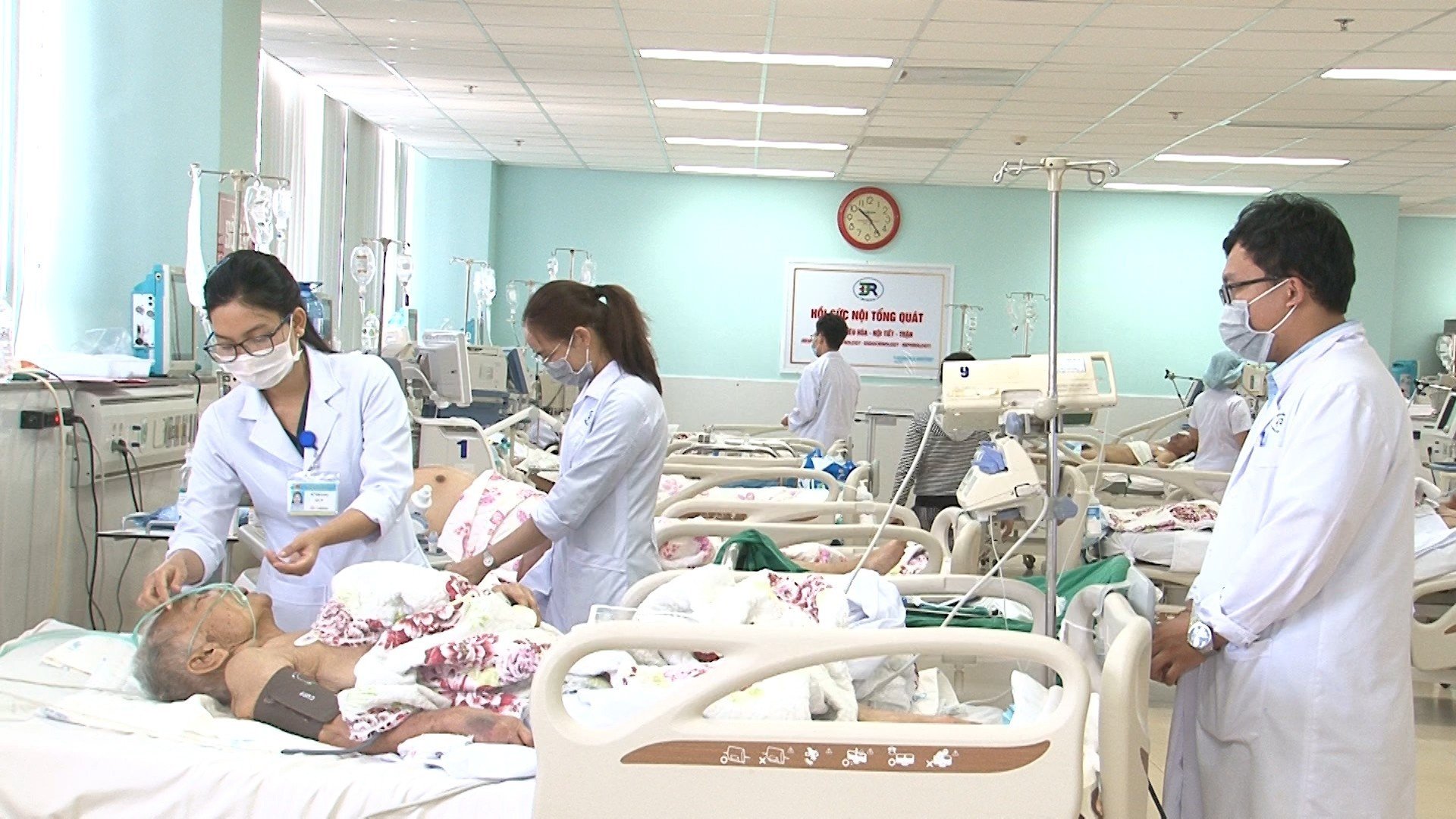 UBND tỉnh chỉ đạo tăng cường thanh tra, kiểm tra chấn chỉnh về quản lý trang thiết bị y tế.  Trong ảnh: Bác sĩ và điều dưỡng Bệnh viện Bà Rịa chăm sóc sức khoẻ cho bệnh nhân. Ảnh: NHẬT LINH (Ảnh minh họa)