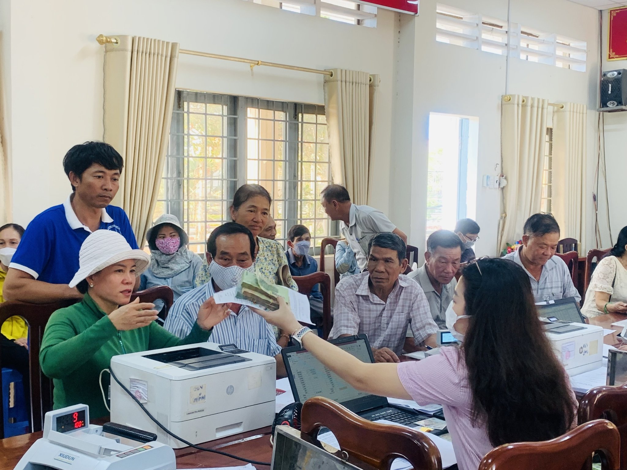 Giao dịch viên Phòng Giao dịch NHCSXH huyện Long Điền giải ngân vốn cho người dân xã Phước Hưng.