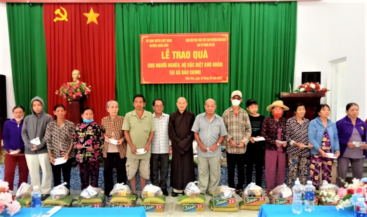 Đại diện chính quyền, nhà hảo tâm trao quà cho các gia đình nghèo, có hoàn cảnh đặc biệt khó khăn tại chương trình.
