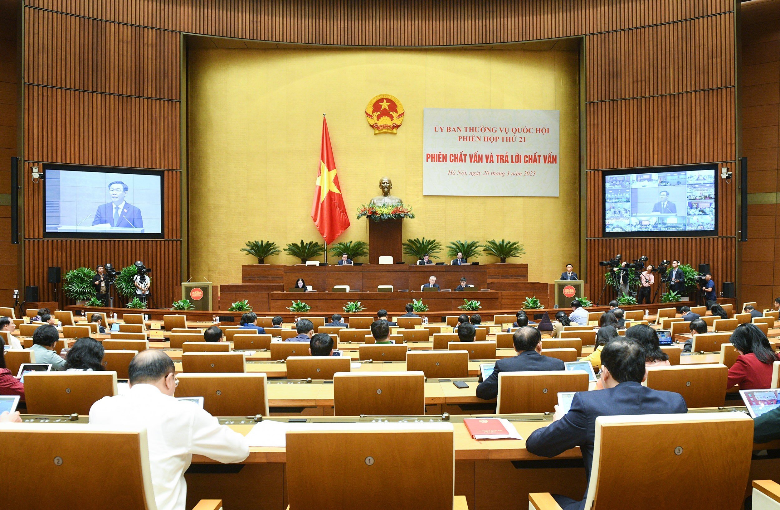 Toàn cảnh phiên chất vấn tại Tòa nhà Quốc hội
