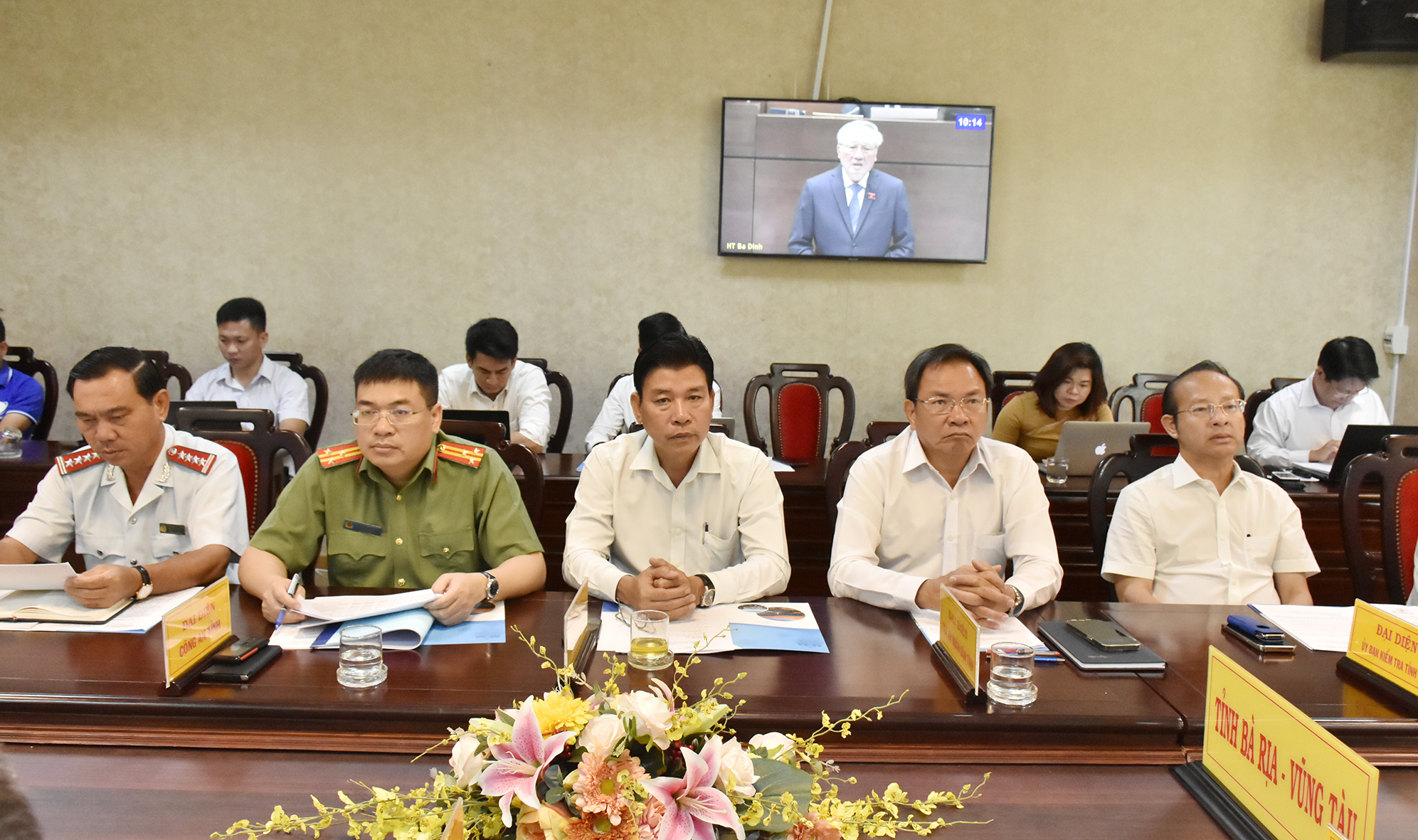  Từ phải qua: Đại diện lãnh đạo Ủy ban Kiểm tra Tỉnh ủy, Tòa án, UBMTTQ Việt Nam, Công an tỉnh tham dự phiên chất vấn tại điểm cầu Bà Rịa-Vũng Tàu