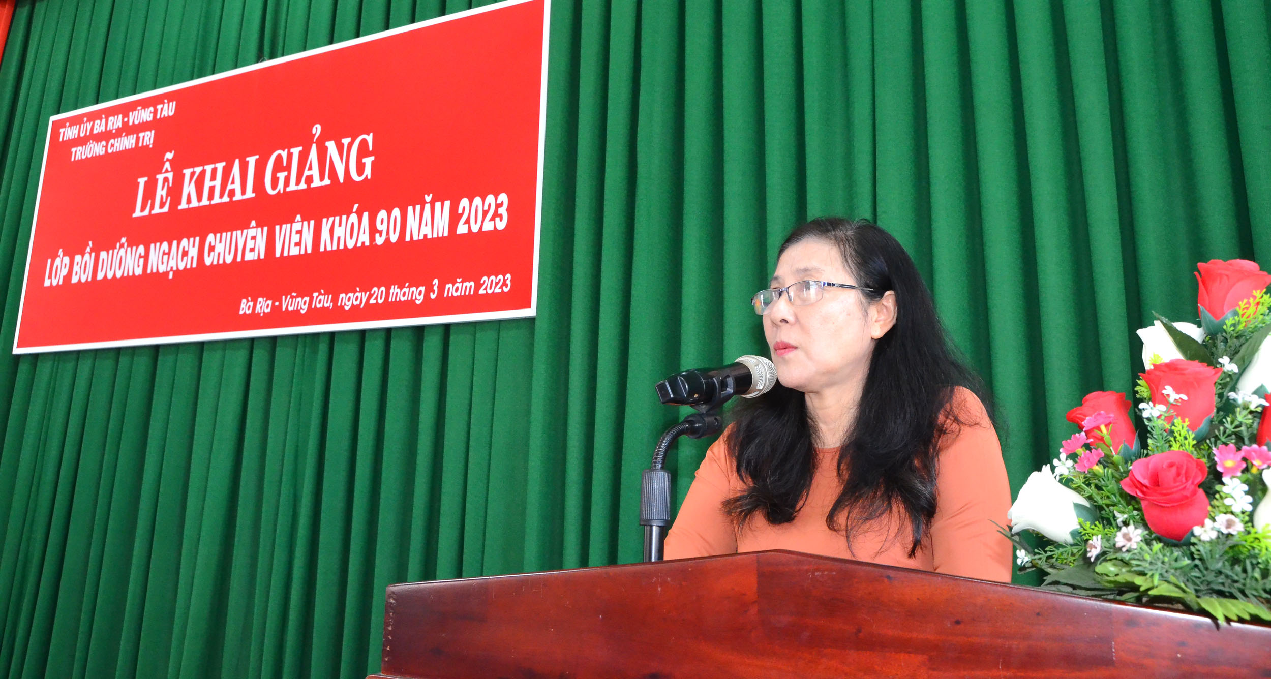 Thạc sĩ Ngô Thị Liên, Hiệu trưởng Trường Chính trị tỉnh phát biểu tại lễ khai giảng.