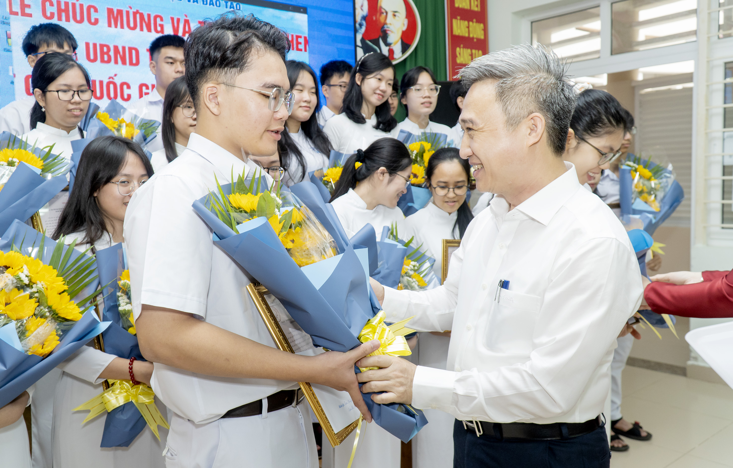 Ông Đặng Minh Thông, Ủy viên Ban Thường vụ Tỉnh ủy, Phó Chủ tịch UBND tỉnh trao thư khen của Chủ tịch UBND tỉnh tặng hoa động viên các HS đạt giải tại kỳ thi chọn HS giỏi THPT Quốc gia năm học 2022 – 2023.