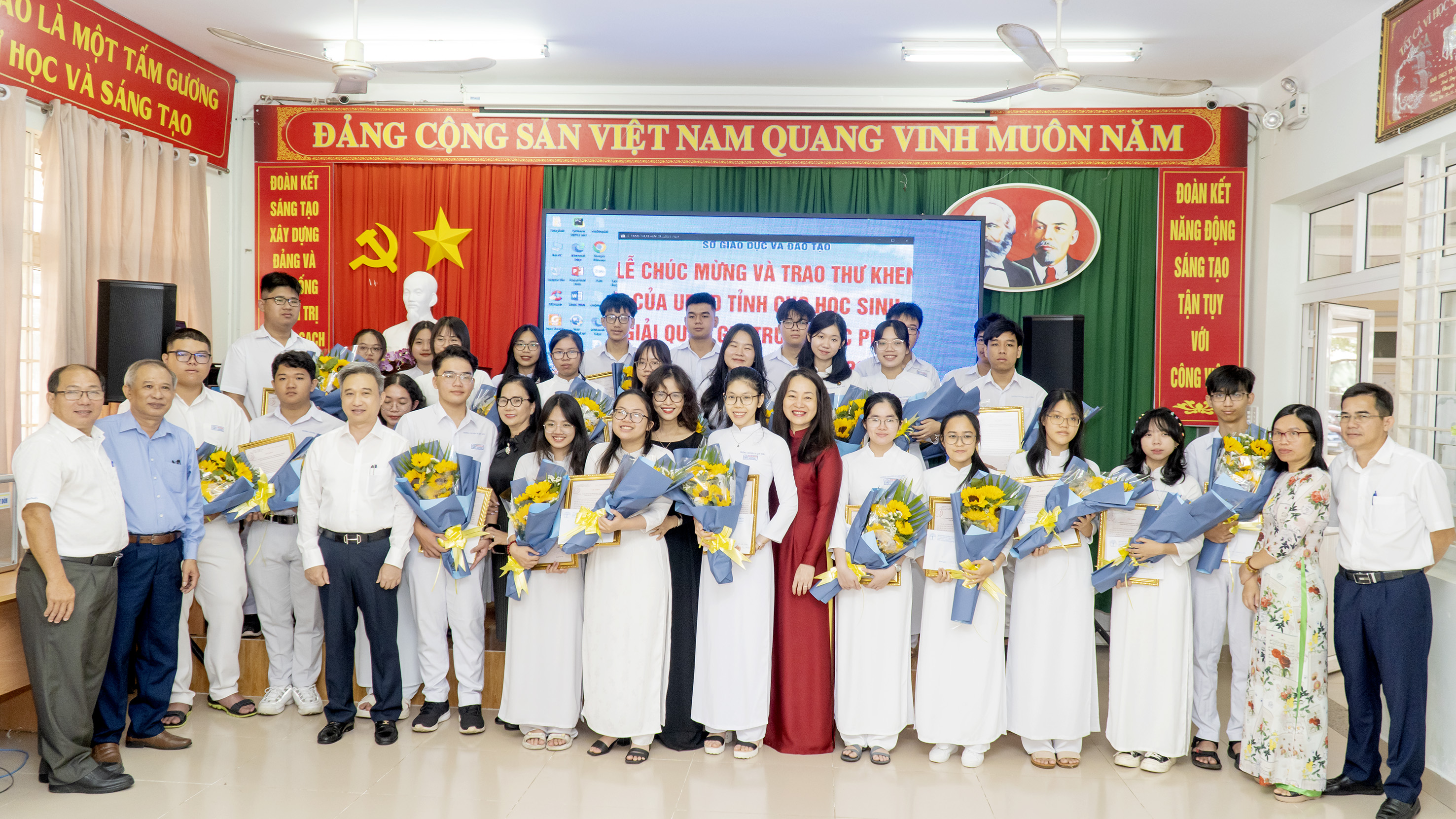 Lãnh đạo tỉnh, Sở GD-ĐT, Ban Giám hiệu Trường THPT Chuyên Lê Quý Đôn chụp hình lưu niệm cùng các em HS đạt giải tại kỳ thi chọn HS giỏi THPT Quốc gia năm học 2022 – 2023.