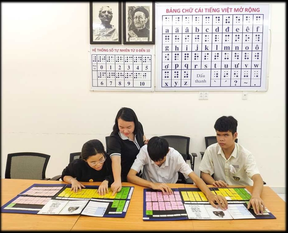 Sản phẩm “Bảng tuần hoàn các nguyên tố Hóa học tương tác cho người khiếm thị” giúp các em HS khiếm thị có điều kiện học tập tốt hơn.