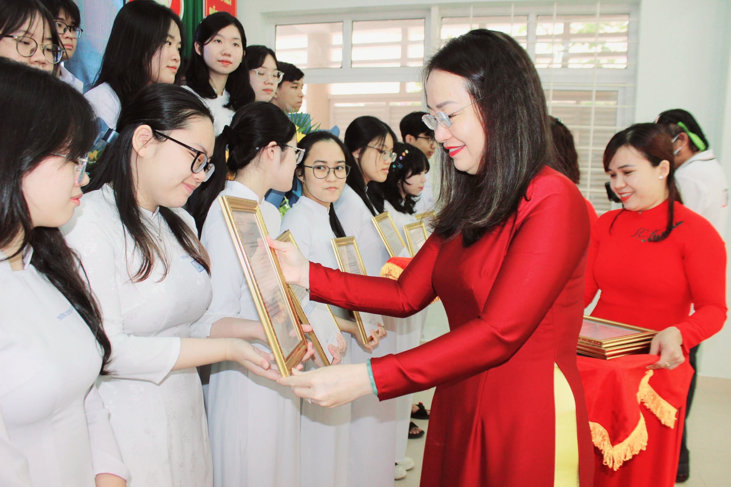 Bà Trần Thị Ngọc Châu, Giám đốc Sở GD-ĐT trao Thư khen của Chủ tịch UBND tỉnh cho các em HS đạt giải trong kỳ thi chọn HS giỏi quốc gia năm học 2022-2023.