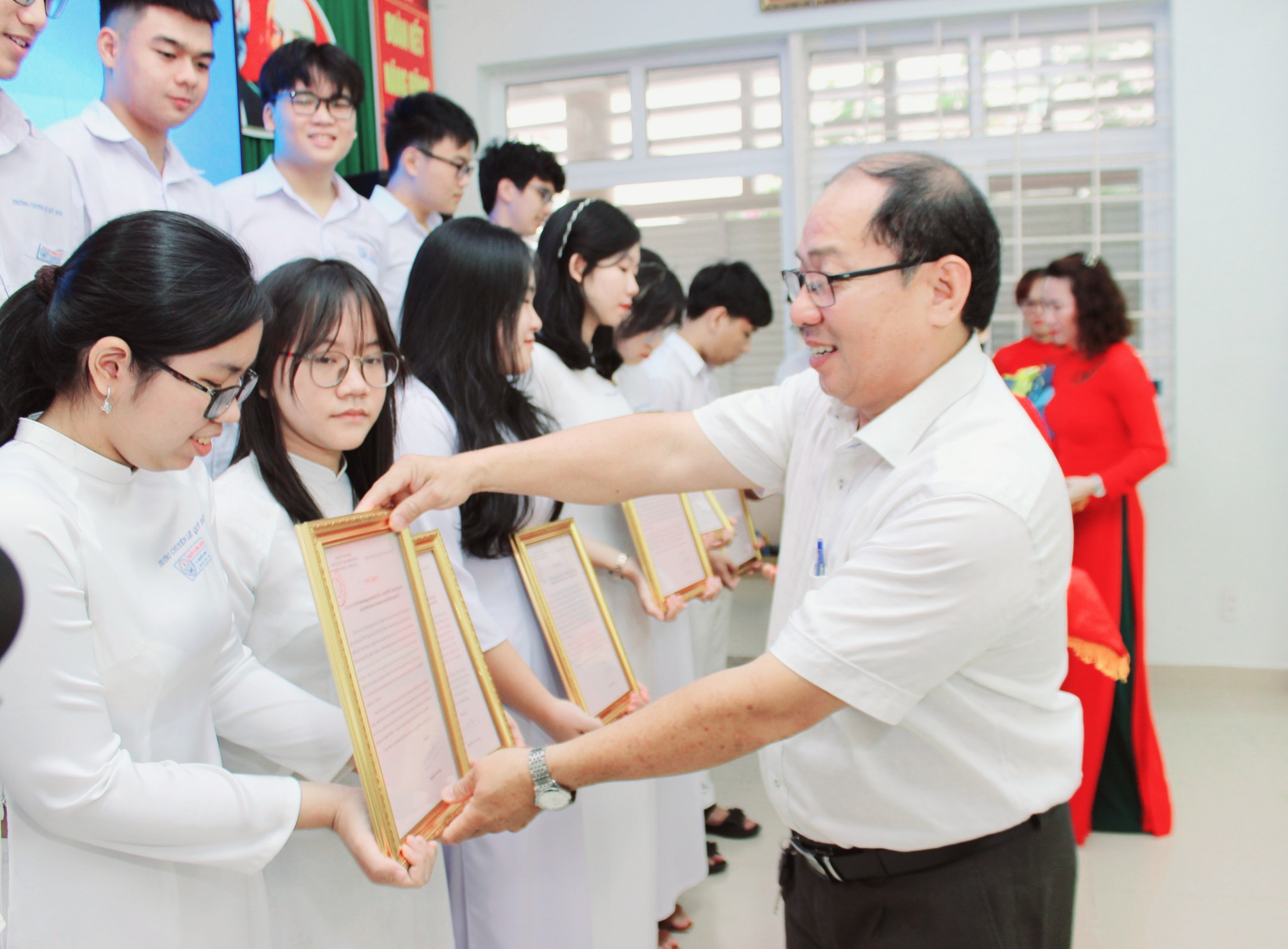 Ông Lê Văn Tuyền, Chánh văn phòng Sở GD-ĐT trao Thư khen của Chủ tịch UBND tỉnh cho các em HS đạt giải trong kỳ thi chọn HS giỏi quốc gia năm học 2022-2023.