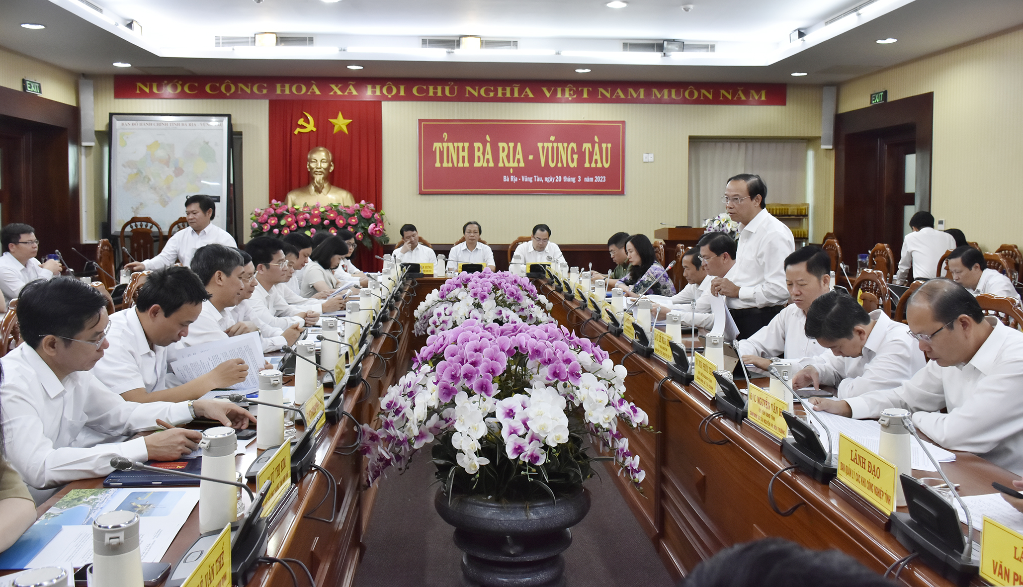 Ông Nguyễn Văn Thọ, Chủ tịch UBND tỉnh chia sẻ kinh nghiệm trong quá trình chuyển đổi số với đoàn công tác tỉnh Nam Định 