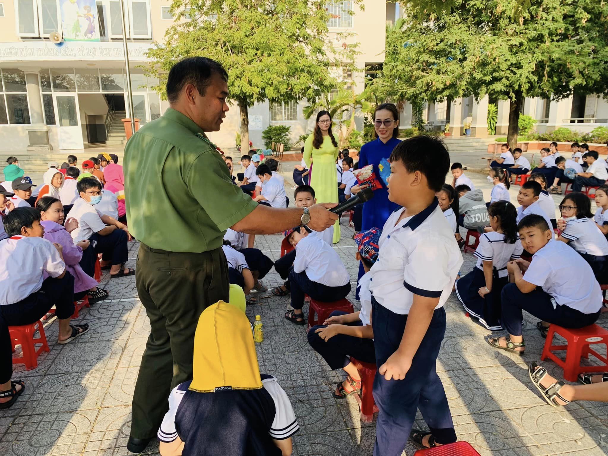 Chi đoàn Phòng Tham mưu Công an tỉnh tuyên truyền phòng, chống xâm hại trẻ em cho HS Trường TH Tam Phước.