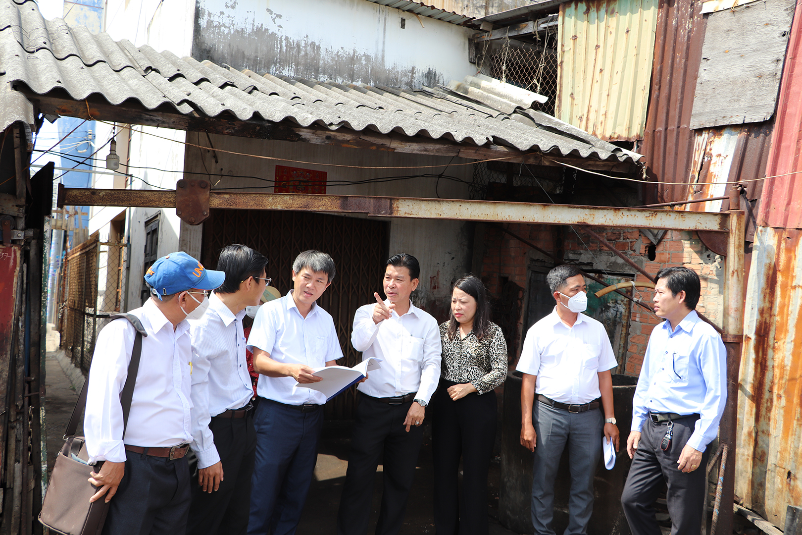 Đoàn khảo sát tìm hiểu địa điểm mở rộng đường ra cảng.