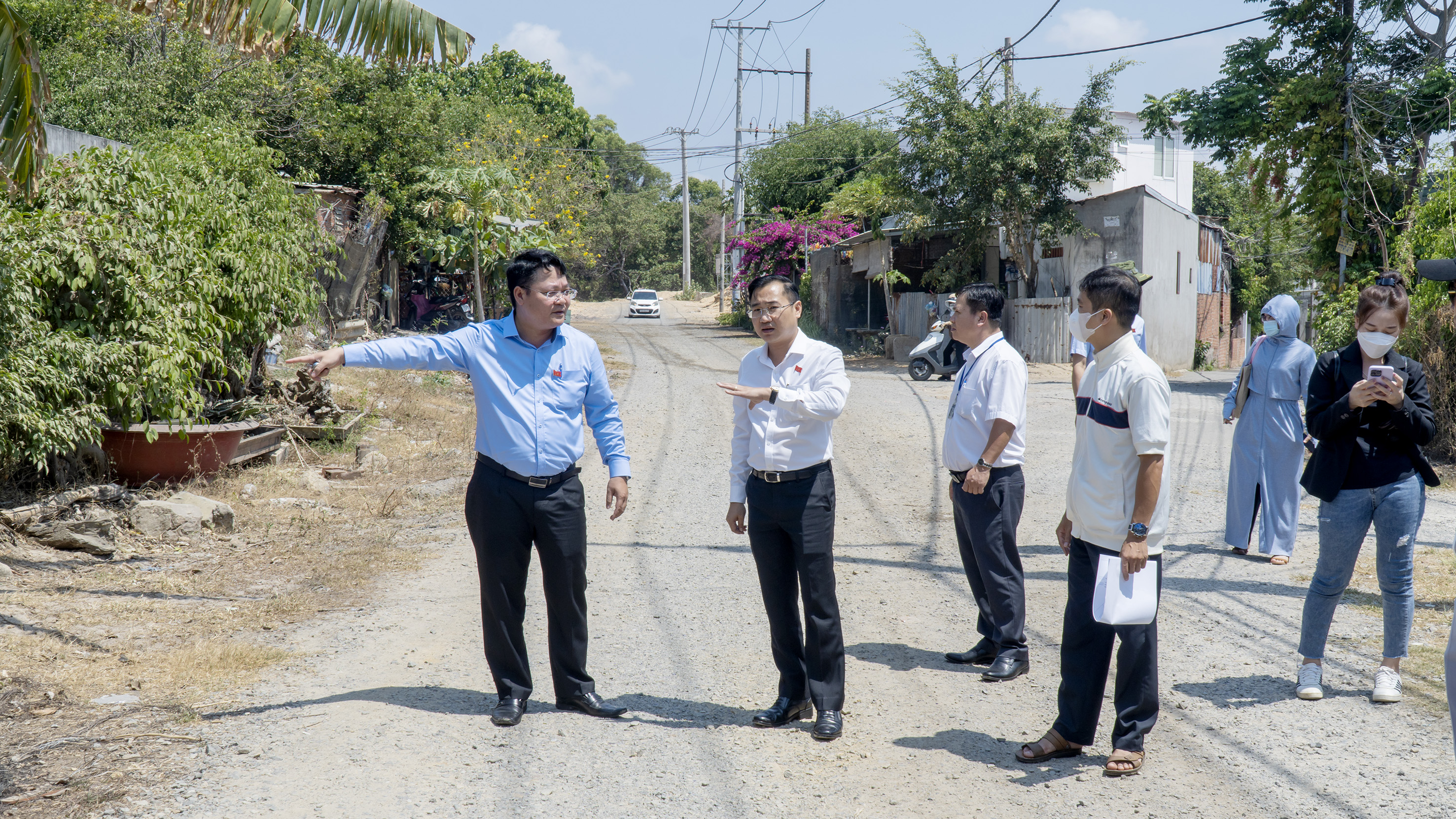 Đại diện chính quyền, các phòng ban, đơn vị của TP. Vũng Tàu đi thực địa và lắng nghe ý kiến người dân có đất bị thu hồi tại khu vực thực hiện dự án Nhà Tang lễ thành phố (phường 11, TP. Vũng Tàu).