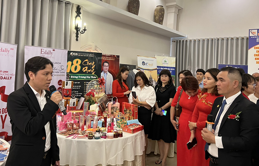 Các hội viên của Hội Doanh nhân trẻ TP.Bà Rịa giới thiệu, quảng bá về sản phẩm của DN mình.