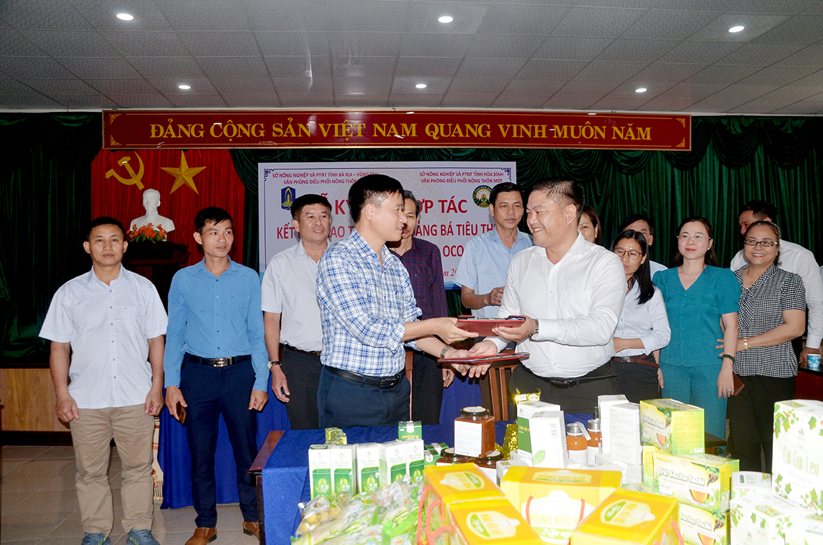 Đại diện Văn phòng điều phối nông thôn mới 2 tỉnh Bà Rịa-Vũng Tàu và Hòa Bình ký kết Chương trình hợp tác kết nối giao thương, quảng bá tiêu thụ sản phẩm nông nghiệp, OCOP.