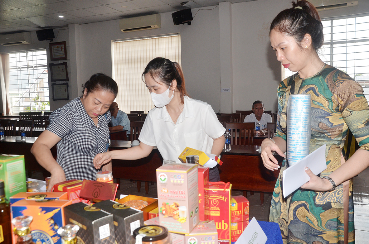 Các đại biểu tham quan khu trưng bày các sản phẩm nông nghiệp, OCOP của 2 tỉnh tại Lễ ký kết.