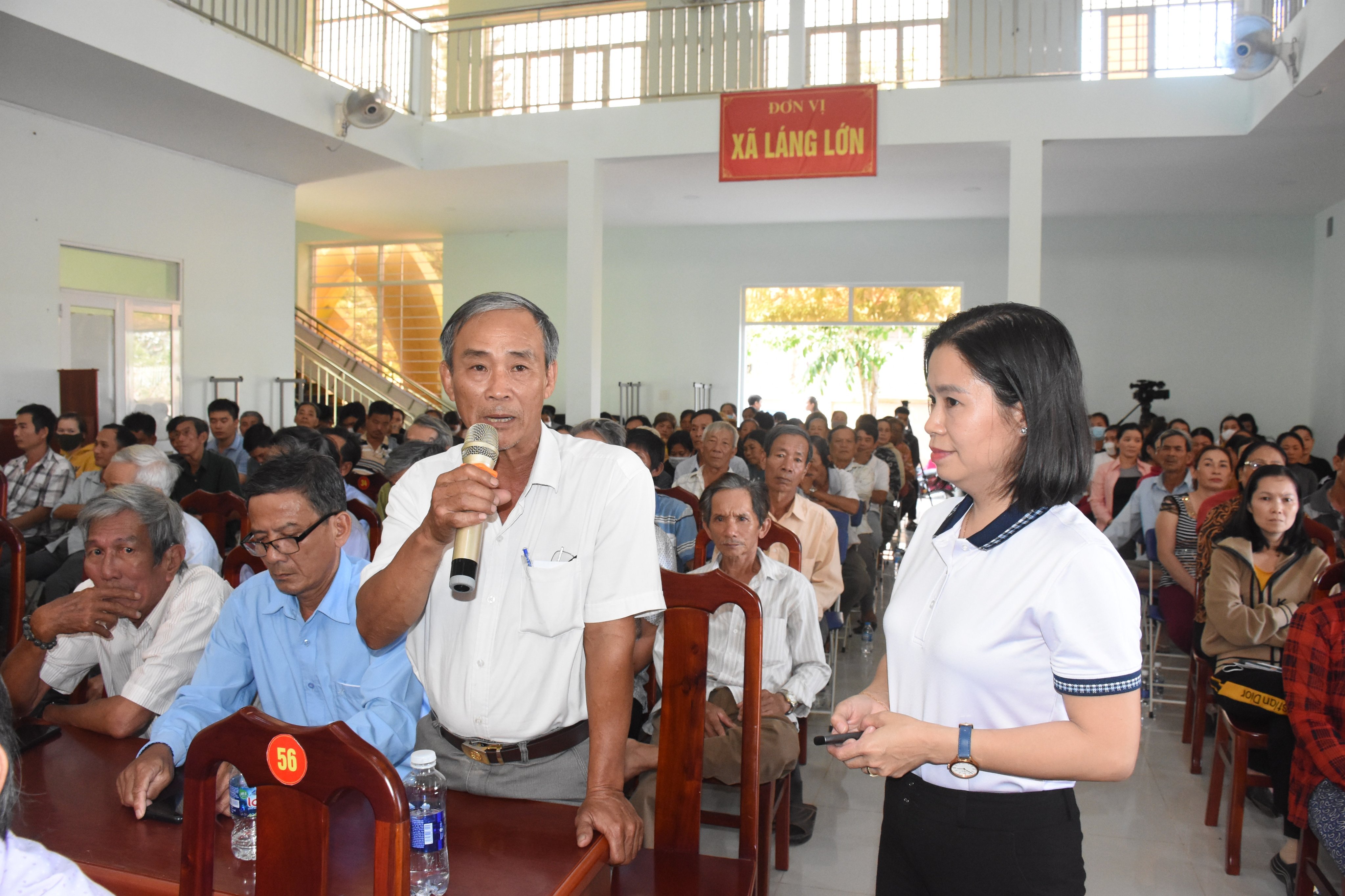 Người dân tham gia trả lời các nội dung về bảo vệ nguồn nước tại chương trình tuyên truyền 