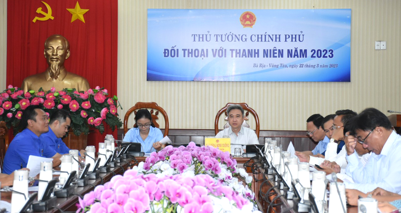 Ông Đặng Minh Thông, Phó Chủ tịch UBND và chị Hồ Thị Ánh Tuyết, Bí thư Tỉnh Đoàn cùng các đại biểu  tham dự hội nghị tại điểm cầu Bà Rịa-Vũng Tàu.