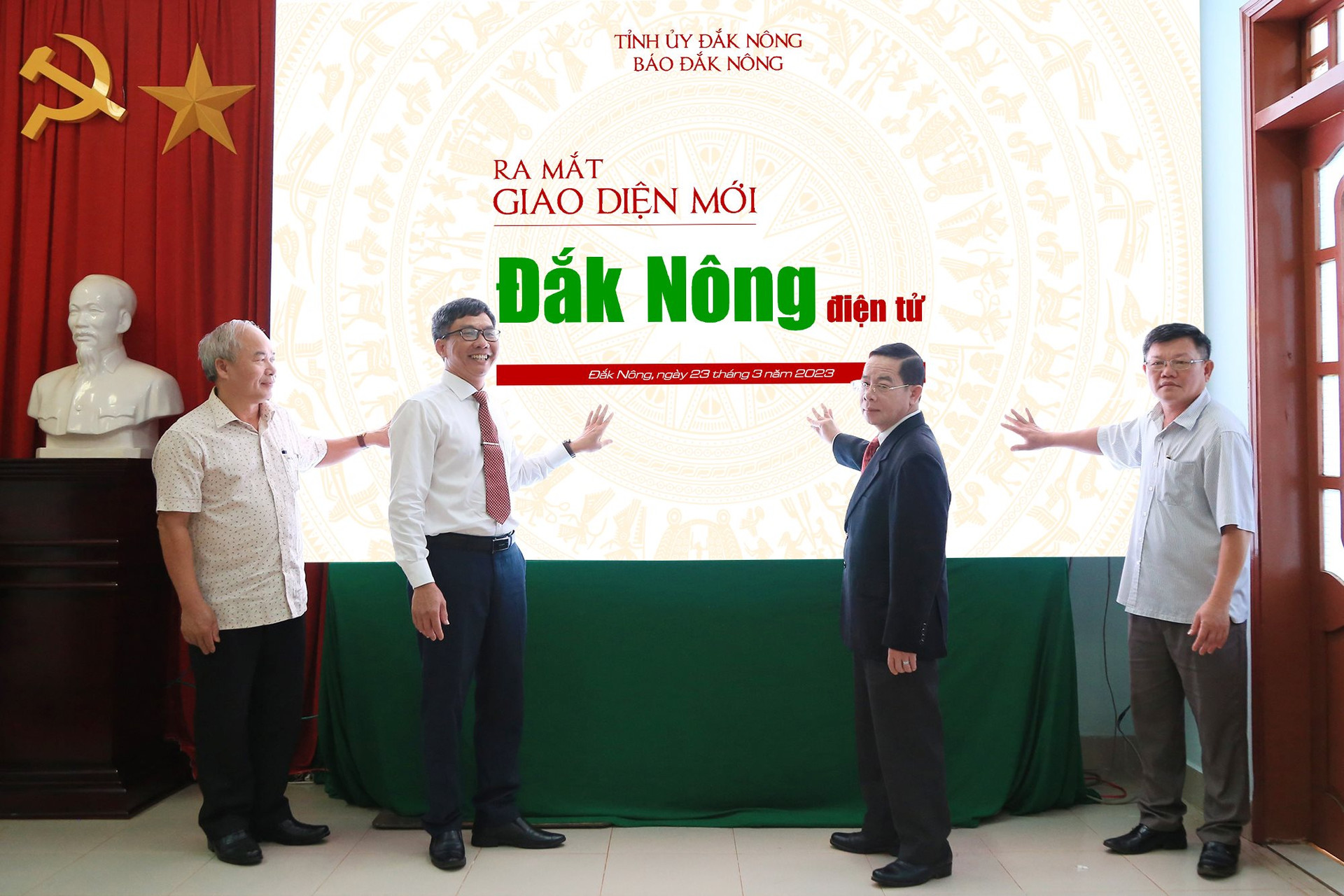  Ông Điểu K’Ré, Ủy viên TƯ Đảng, Phó Bí thư Thường trực Tỉnh ủy; lãnh đạo Ban Tuyên giáo Tỉnh ủy, Báo Đắk Nông và Hội Nhà báo tỉnh bấm nút ra mắt giao diện mới Báo Đắk Nông điện tử