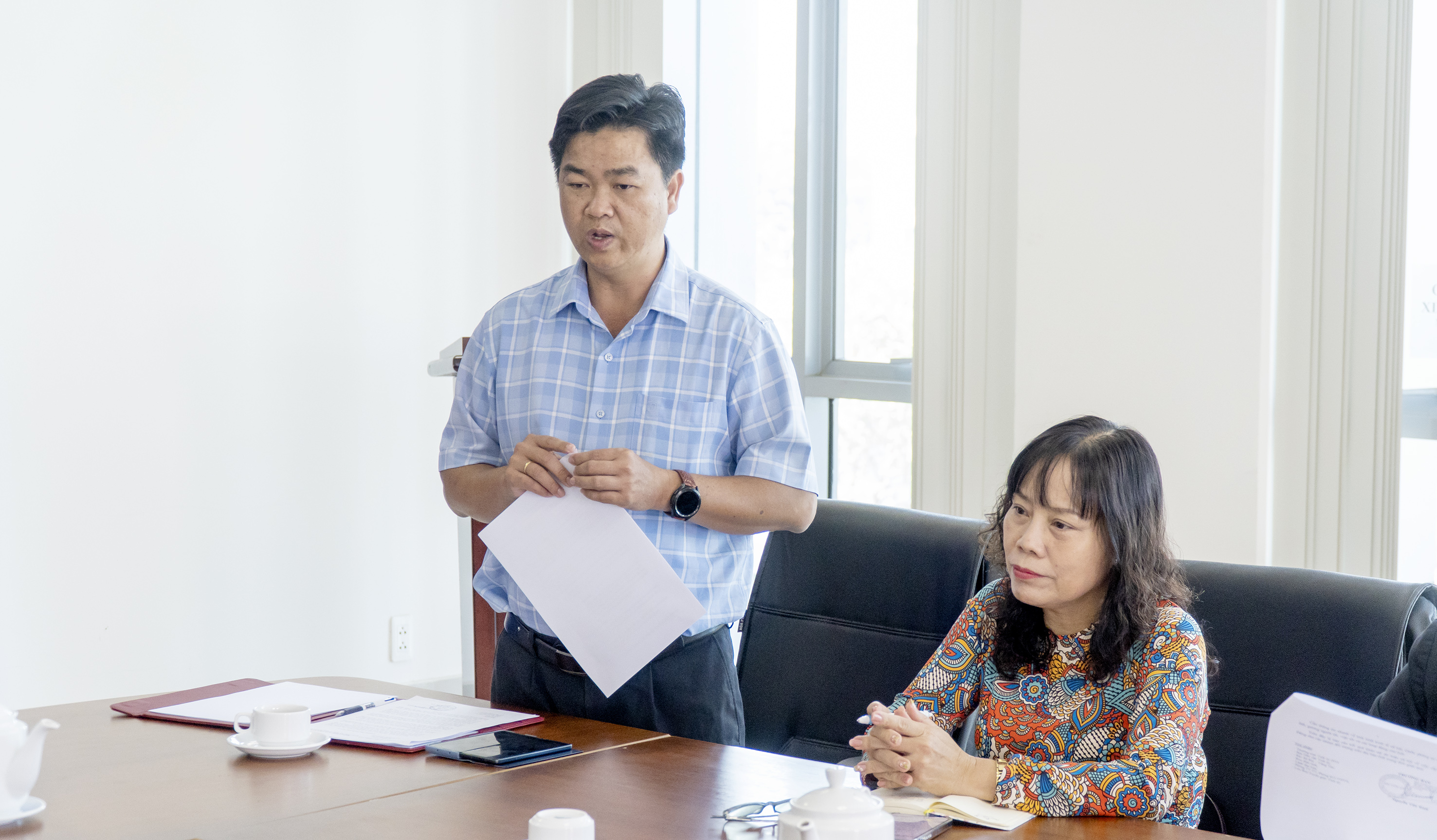 Ông Lê Văn Minh, Phó Trưởng Ban Tuyên giáo Tỉnh ủy trình bày báo cáo khảo sát dư luận xã hội về việc cấp phát báo Đảng trên địa bàn tỉnh.