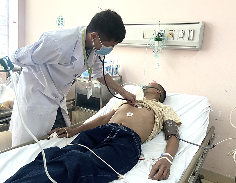 Bác sĩ Lê Thanh Thuận (Khoa Nhiễm, Bệnh viện Bà Rịa) khám bệnh cho bệnh nhân lao.