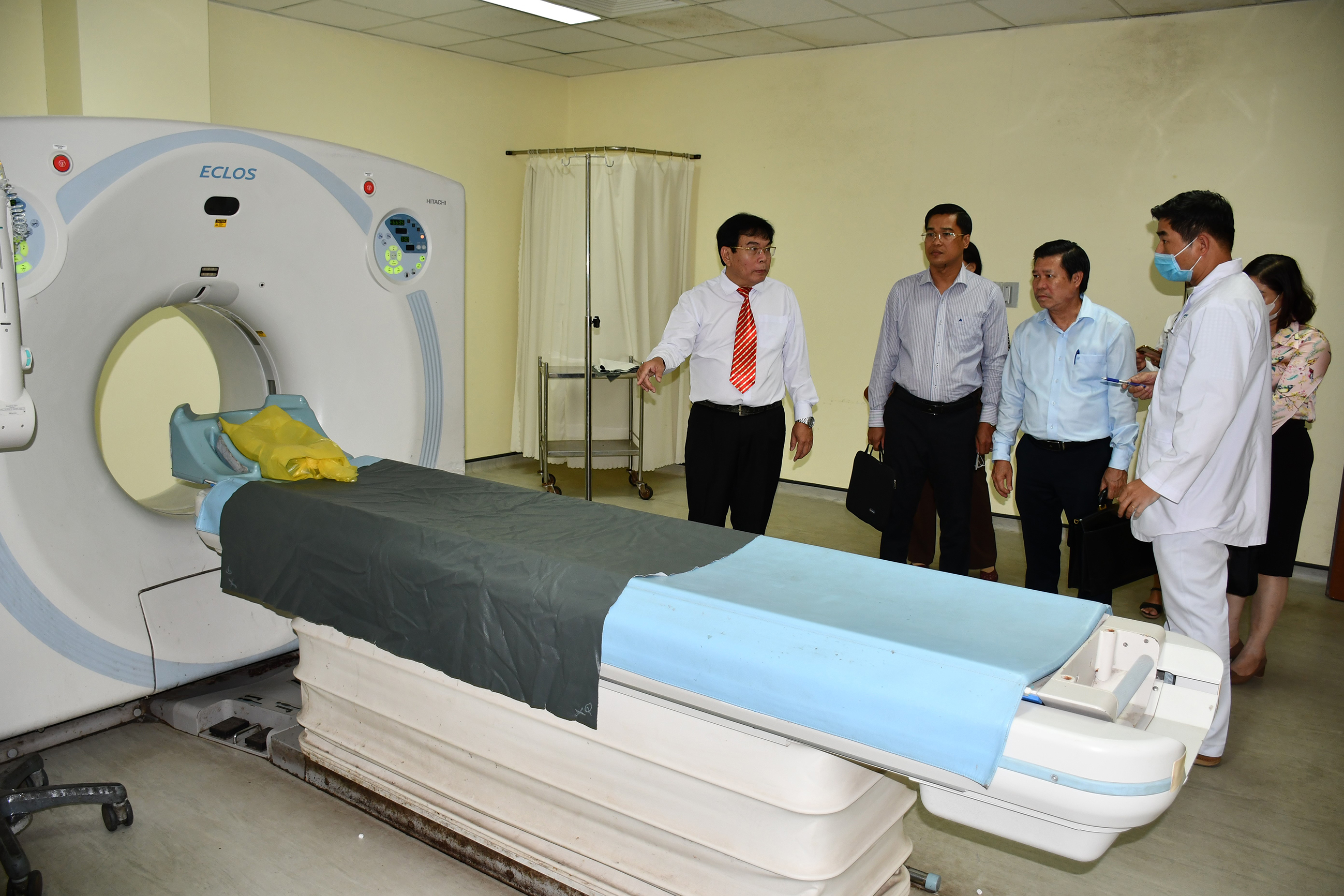 Bệnh viện Bà Rịa đã được UBND tỉnh cấp kinh phí sửa chữa một số trang thiết bị y tế như máy CT Scanner 128 lát cắt. Trong ảnh: Đoàn công tác Ban VH-XH, HĐND tỉnh khảo sát trang thiết bị y tế tại Bệnh viện Bà Rịa.