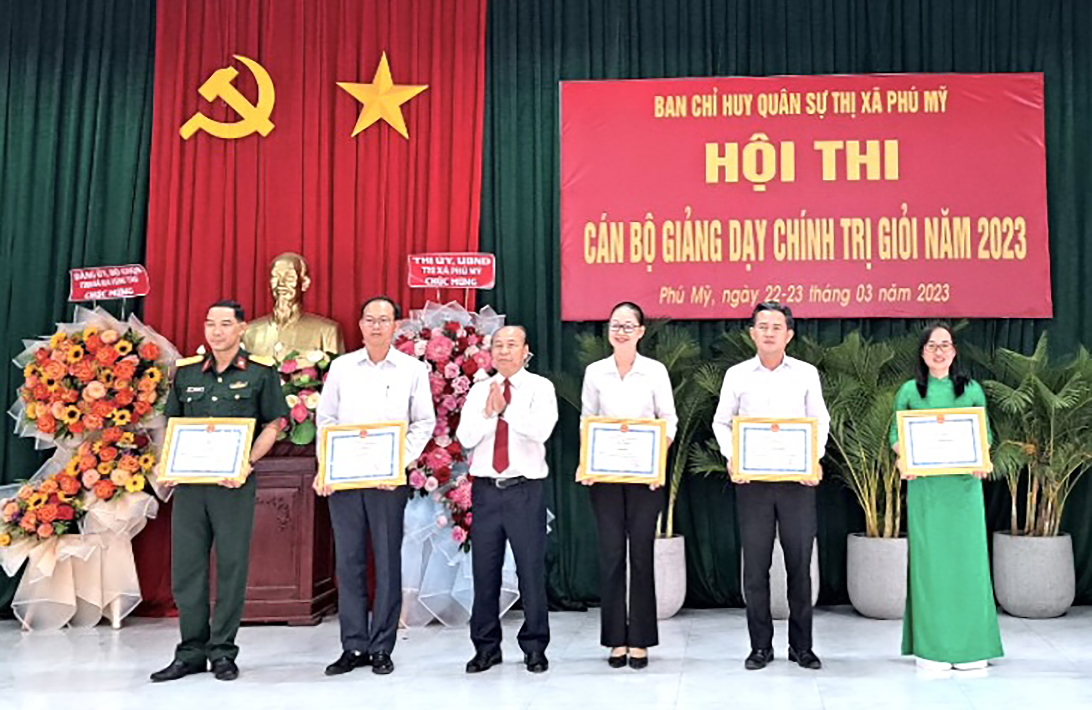 Ban tổ chức trao giải cho các thí sinh đạt giải Nhất, Nhì, Ba.
