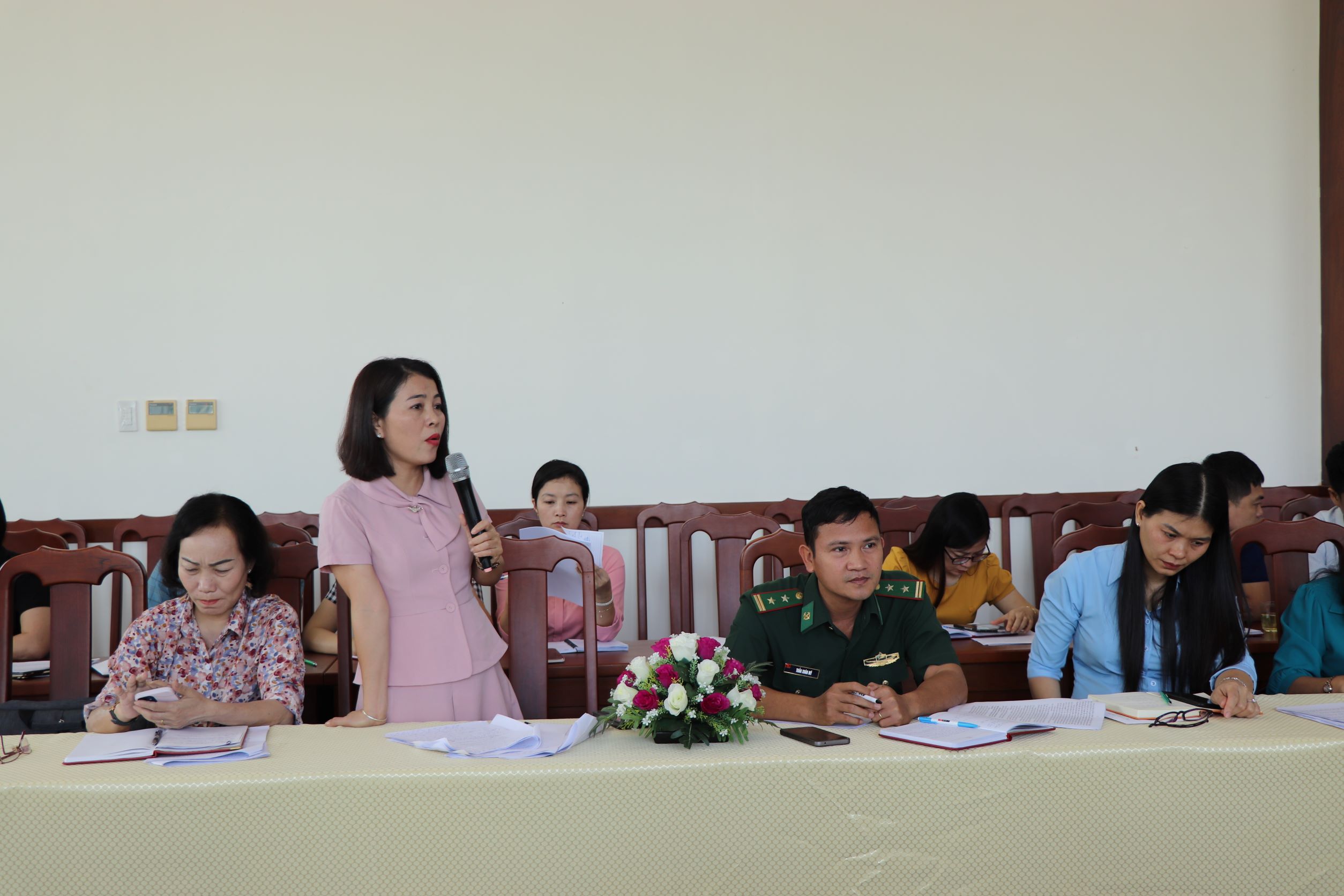 Bà Nguyễn Thị Hồng Lam, Trưởng Ban Tuyên giáo Huyện ủy Côn Đảo phát biểu về công tác thực hiện các khâu đột phá của huyện như chỉnh trang đô thị, trồng hoa ở ven đường, ngày thứ 7 xanh…