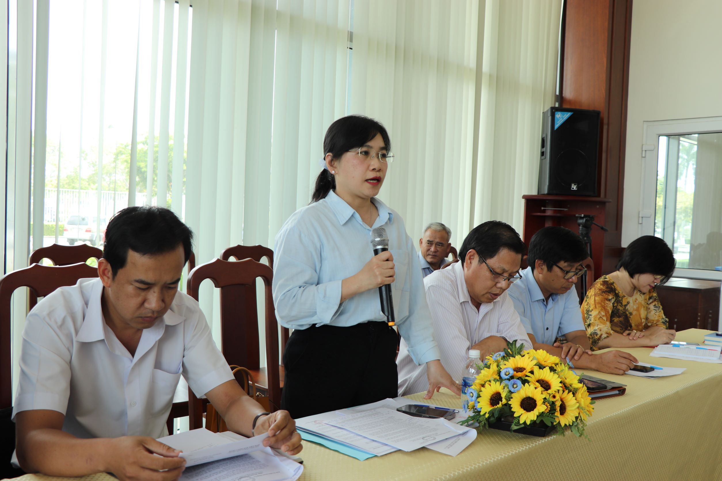 Bà Trương Thị Kim Phượng, Phó Chủ tịch Hội Nông dân tỉnh phát biểu về công tác tuyên truyền, bồi dường nghiệp vụ cho hội viên, nông dân trong tỉnh.