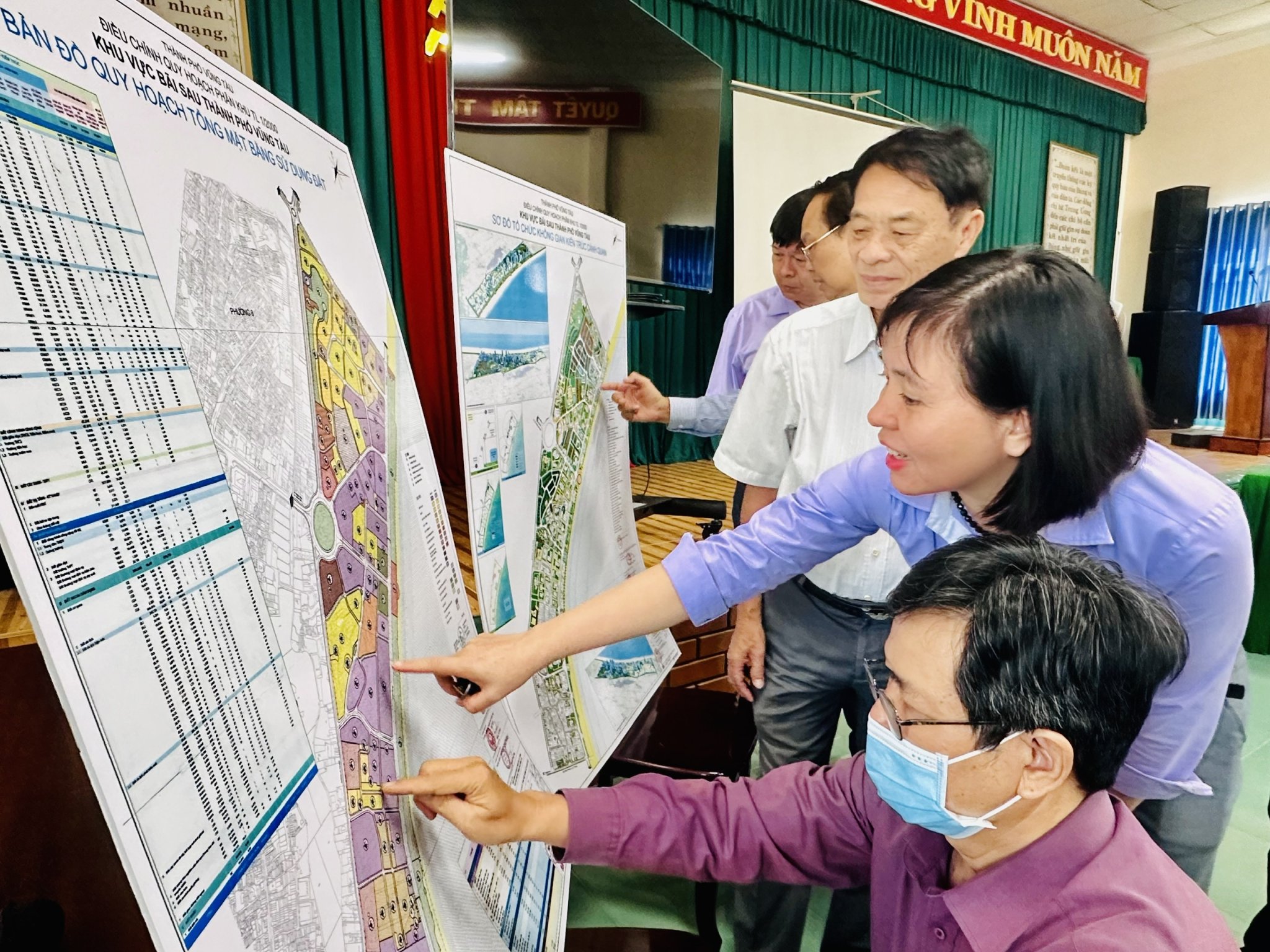 Người dân phường 2, 8 và phường Thắng Tam xem bản đồ quy hoạch phân khu Bãi Sau tại trụ sở UBND phường Thắng Tam (TP. Vũng Tàu).
