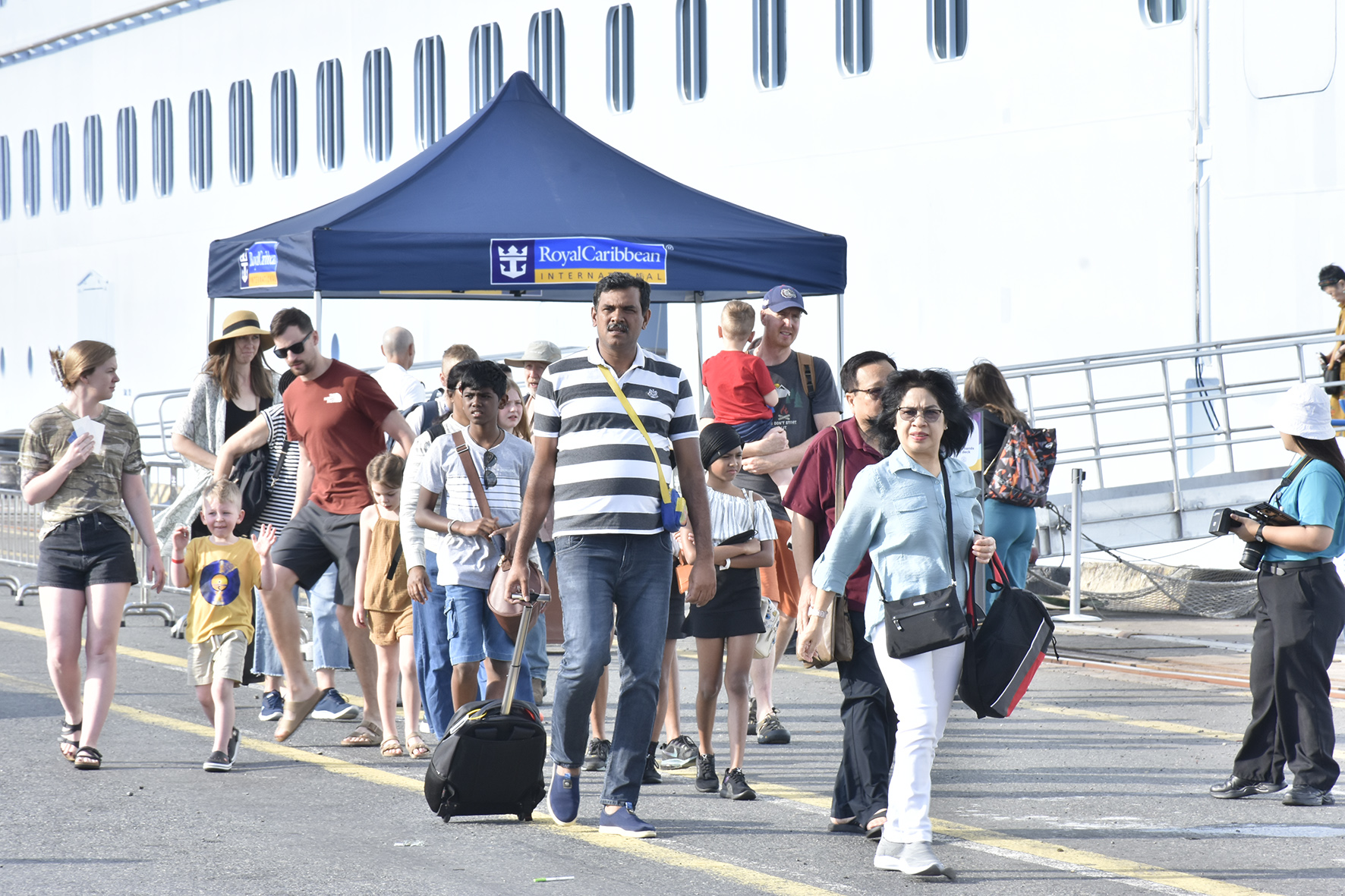 Du khách rời tàu Spectrum of the Seas tham gia các tour tham quan.