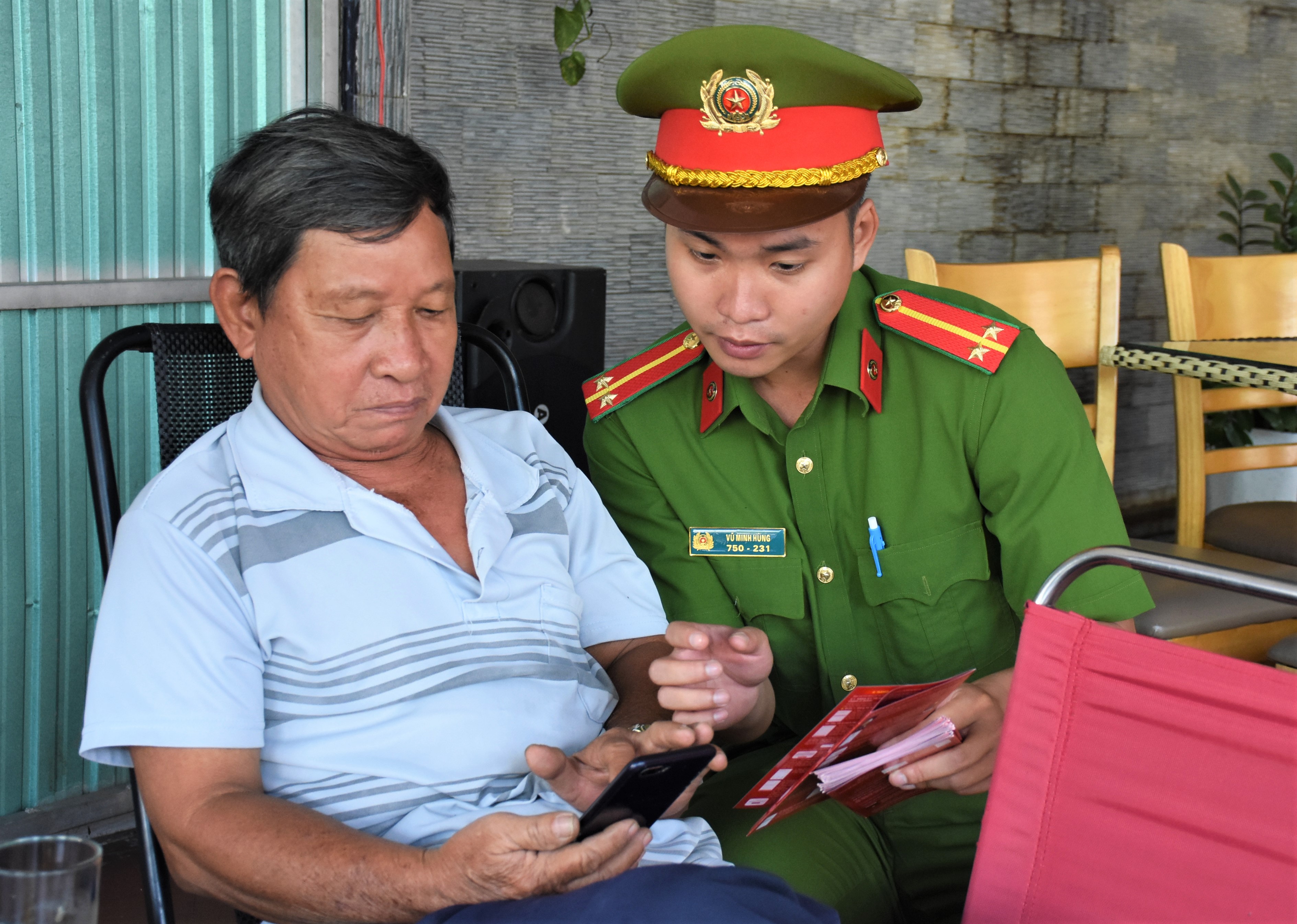 Đoàn thanh niên Công an tỉnh hướng dẫn người dân TP.Bà Rịa cài đặt app Mã định danh điện tử VNeID.