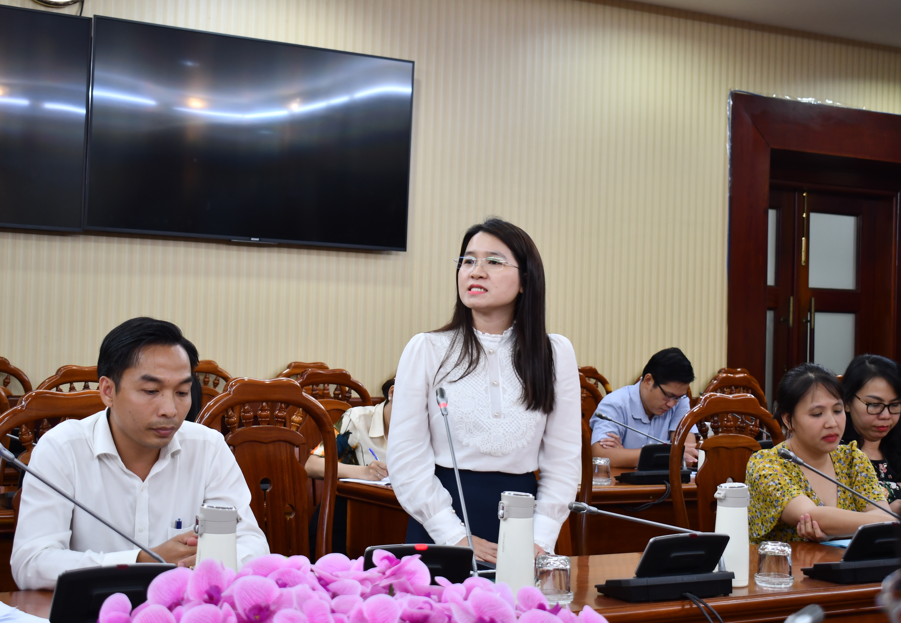 Đại biểu trong chương trình đào tạo thạc sĩ, tiến sĩ ở nước ngoài đề xuất nguyện vọng tại buổi gặp gỡ.