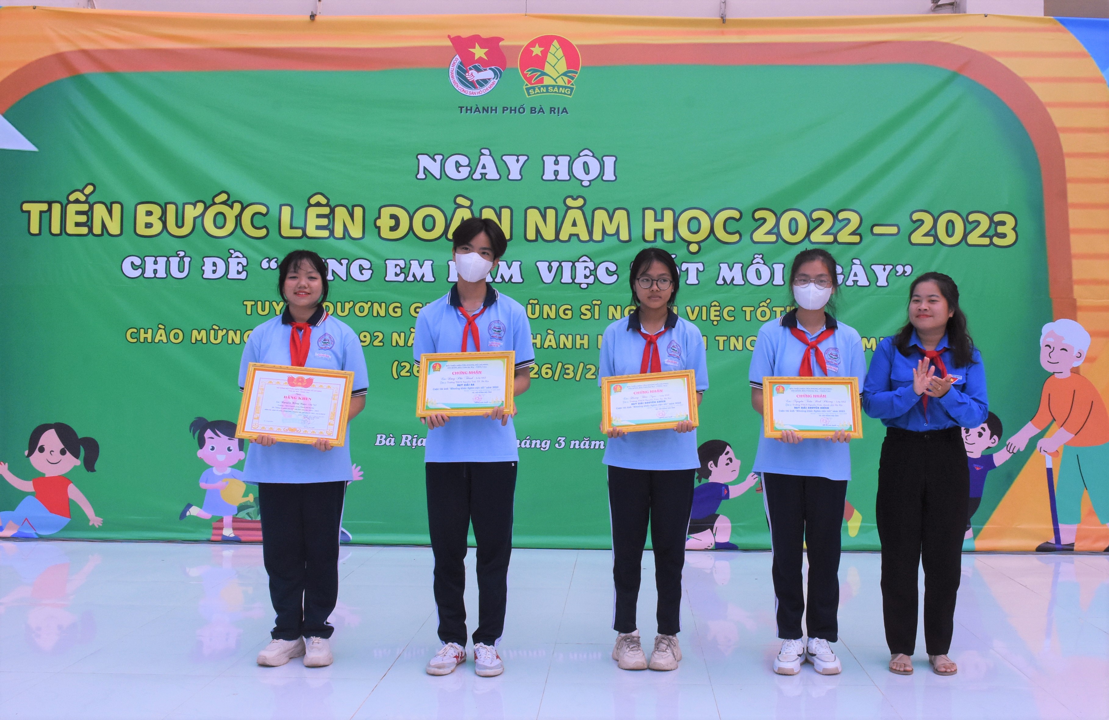 Đại diện Tỉnh Đoàn trao chứng nhận đạt giải cuộc thi ảnh 