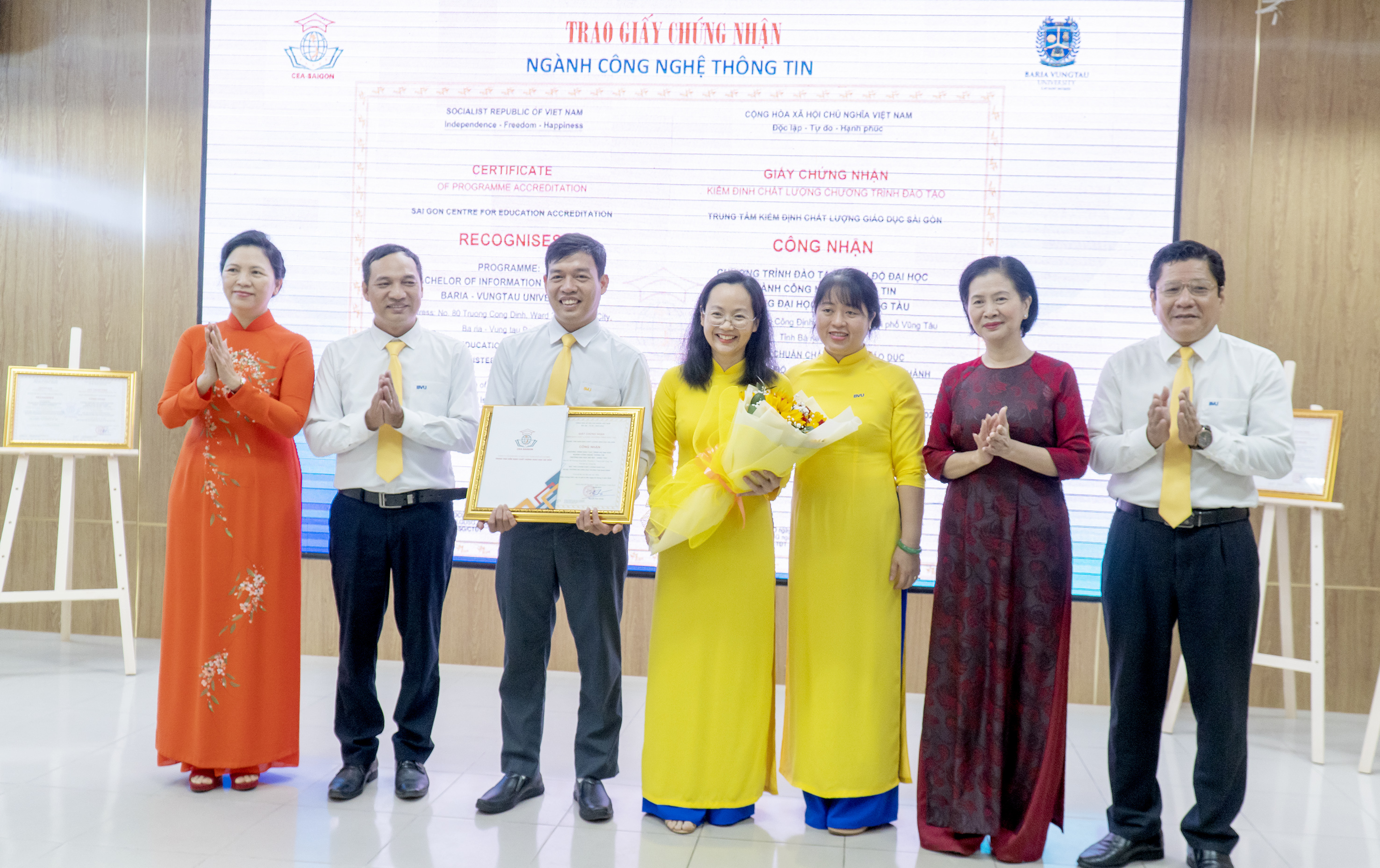 Đại diện lãnh đạo Trung tâm Kiểm định chất lượng giáo dục Sài Gòn và Ban Giám hiệu BVU trao giấy chứng nhận kiểm định chất lượng giáo dục cho đại diện các khoa.