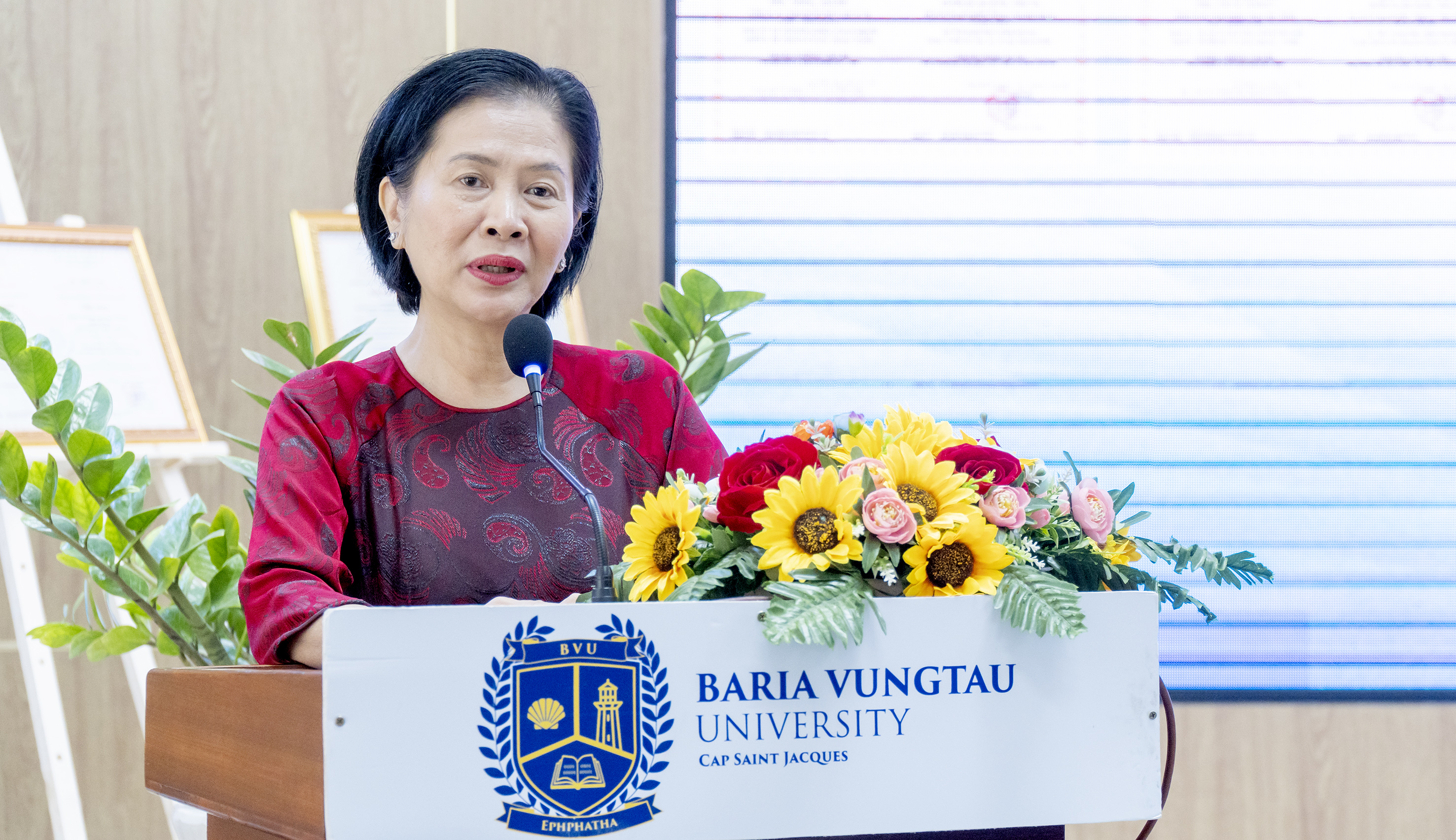 TS. Nguyễn Kim Dung, Giám đốc Trung tâm Kiểm định chất lượng giáo dục Sài Gòn phát biểu chúc mừng tập thể Ban Giám hiệu, GV, HS BVU.