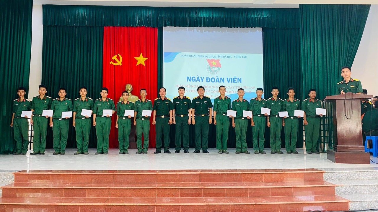 Đoàn Thanh niên Bộ CHQS tỉnh đã trao quyết định công nhận đoàn viên ưu tú cho các đoàn viên.