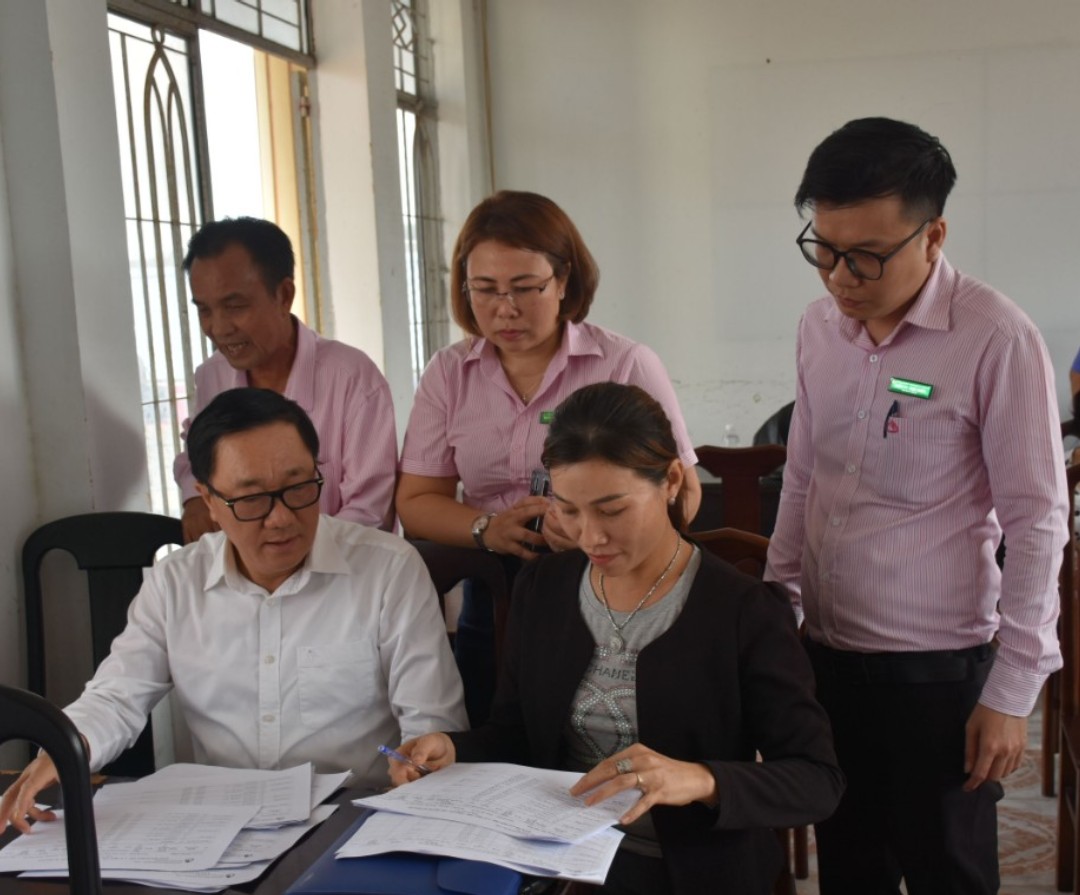 Ông Dương Quyết Thắng kiểm tra việc cho vay nguồn vốn chính sách của Phòng giao dịch huyện Xuyên Mộc tại xã Hòa Hưng. 