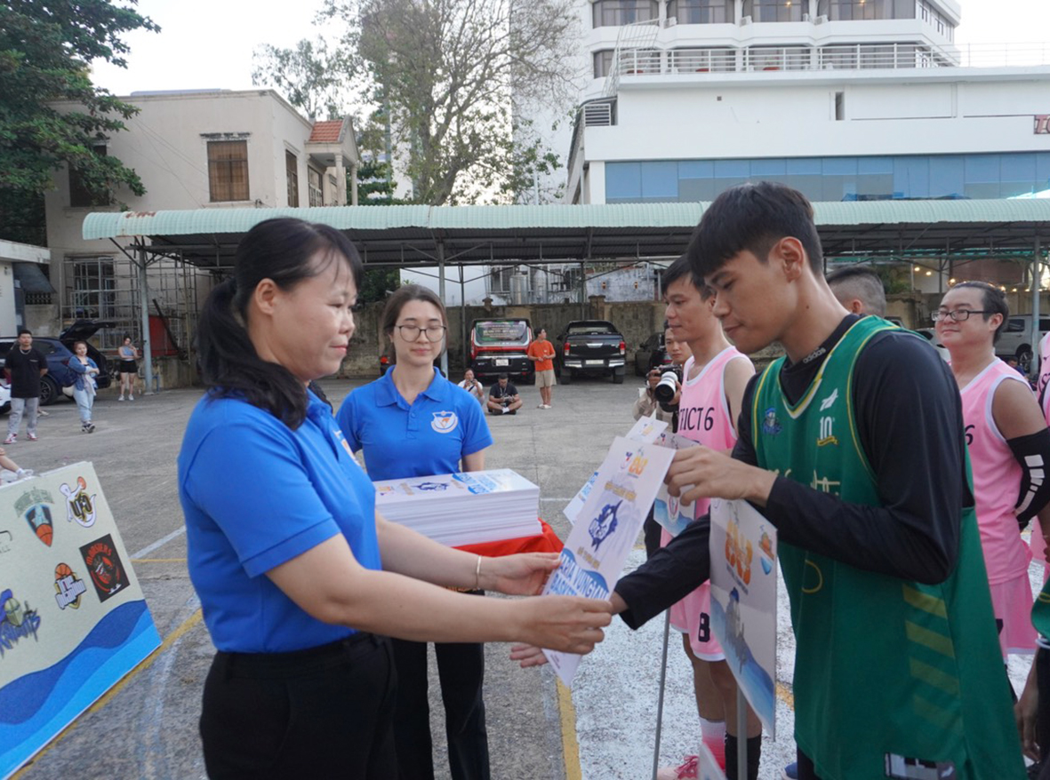 Ban tổ chức trao giấy chứng nhận cho các đội dự giải.