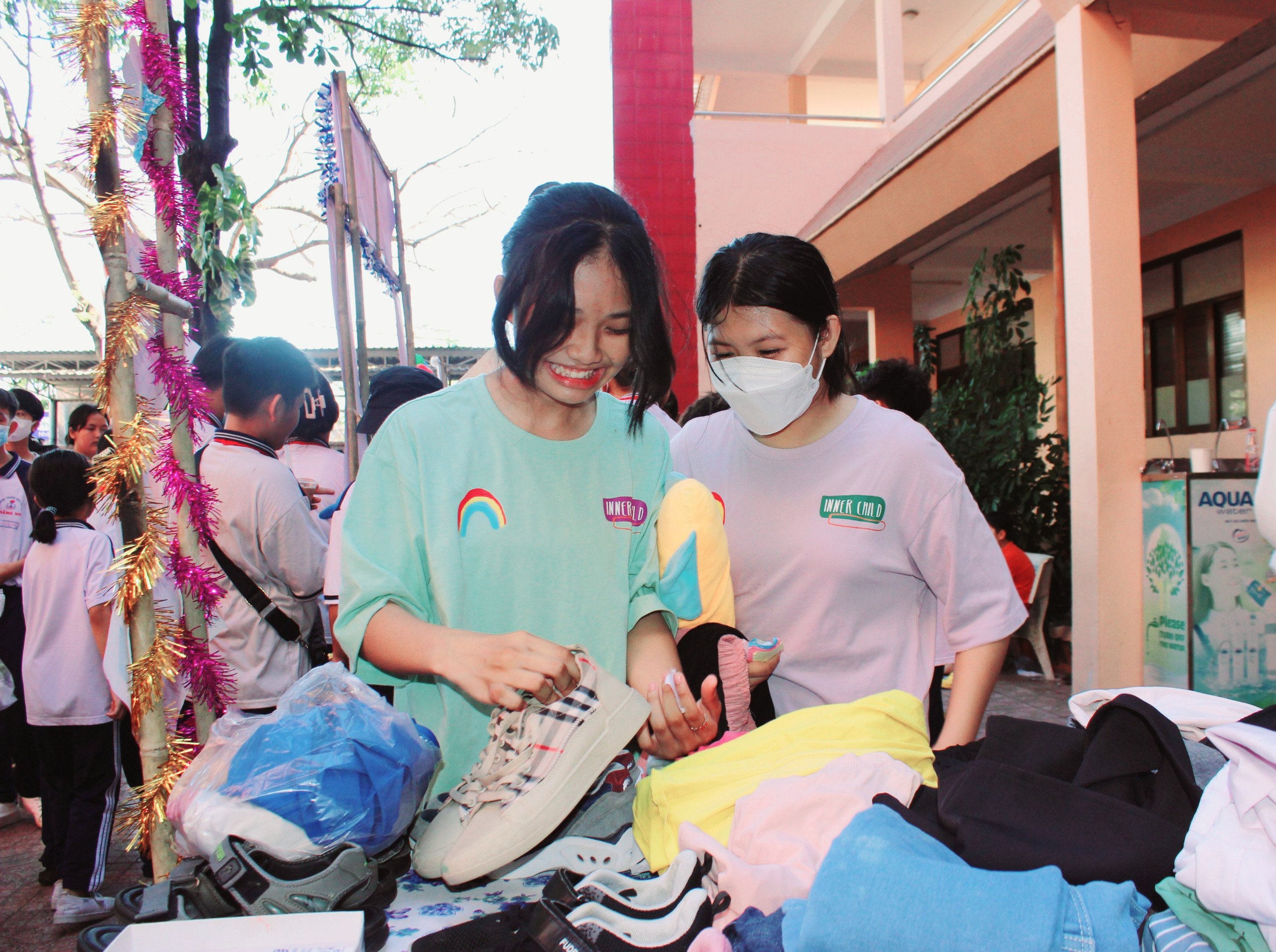 Các em HS phấn khởi lựa chọn quần áo, giày dép tại một 