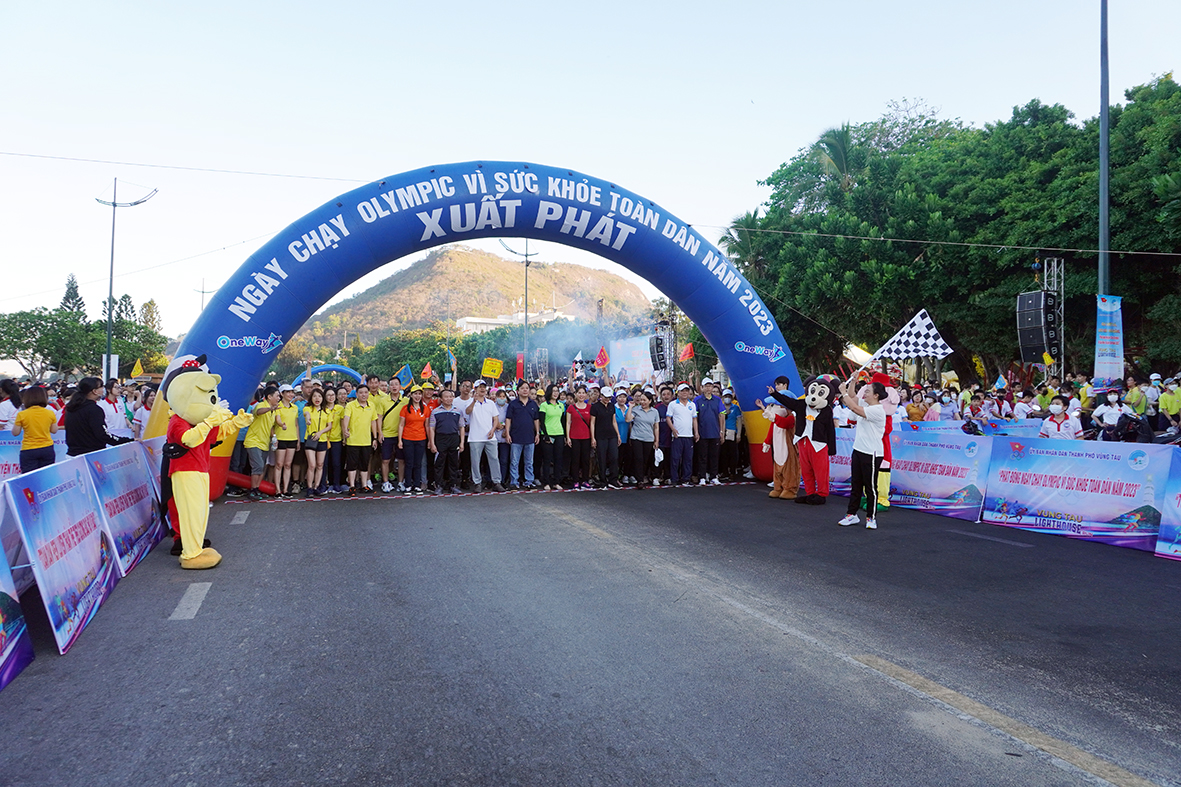 Các VĐV chuẩn bị xuất phát.