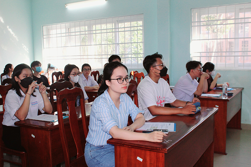 Thí sinh bước vào phòng thi và nhờ giám thị hướng dẫn cách điền thông tin. Ảnh:KHÁNH CHI
