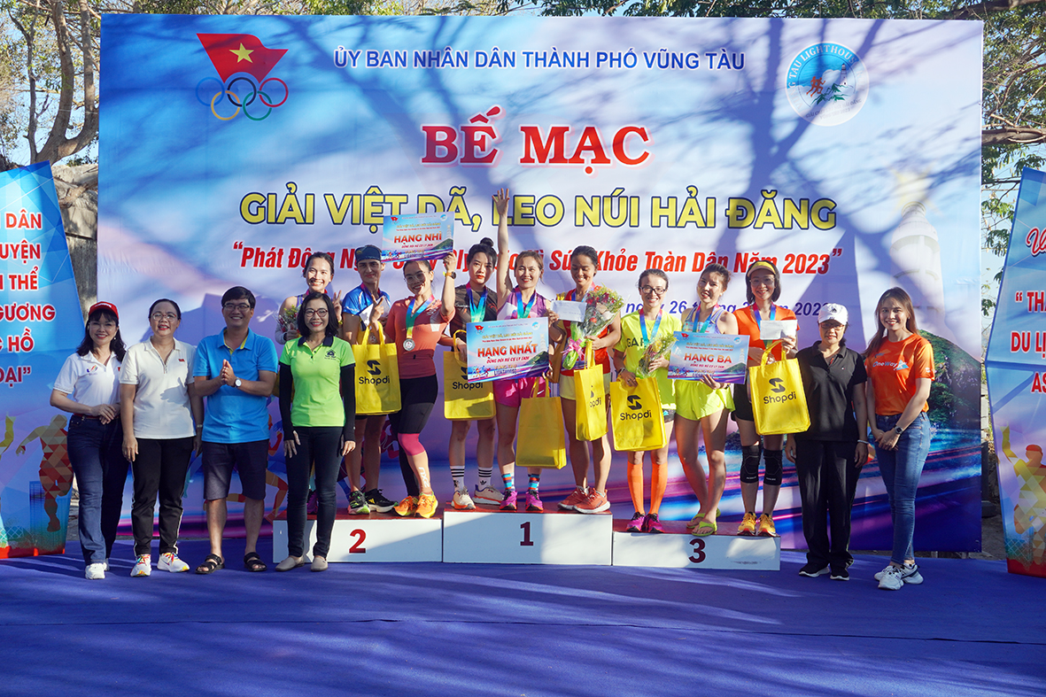 Ban tổ chức trao giải đồng đội nữ.