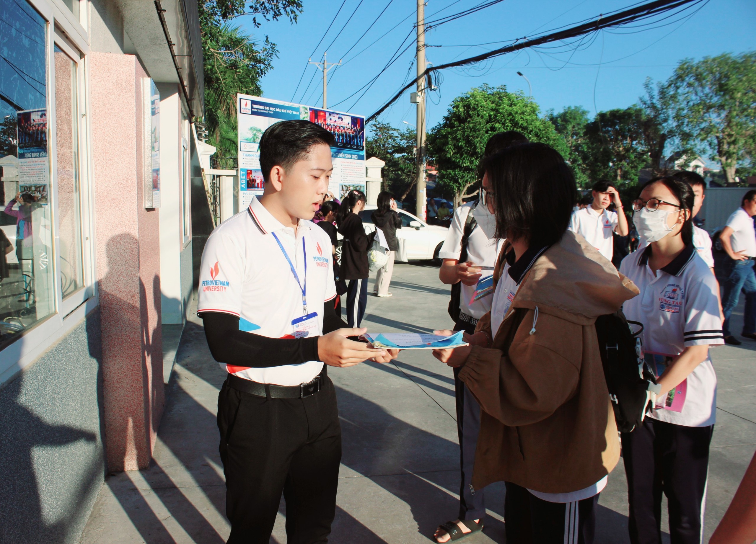 Các sinh viên trường ĐH Dầu khí hướng dẫn thí sinh dự thi quy trình vào thi. Ảnh: KHÁNH CHI