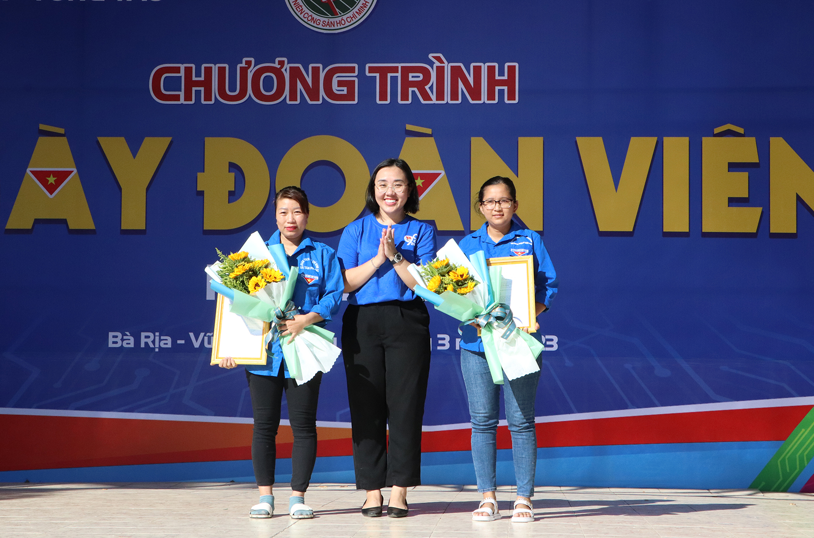 Chị Nguyễn Thị Tuyết Kha, Bí thư Thị Đoàn Phú Mỹ trao Quyết định thành lập chi Đoàn, chi Hội Nhà trọ Hai Lánh.