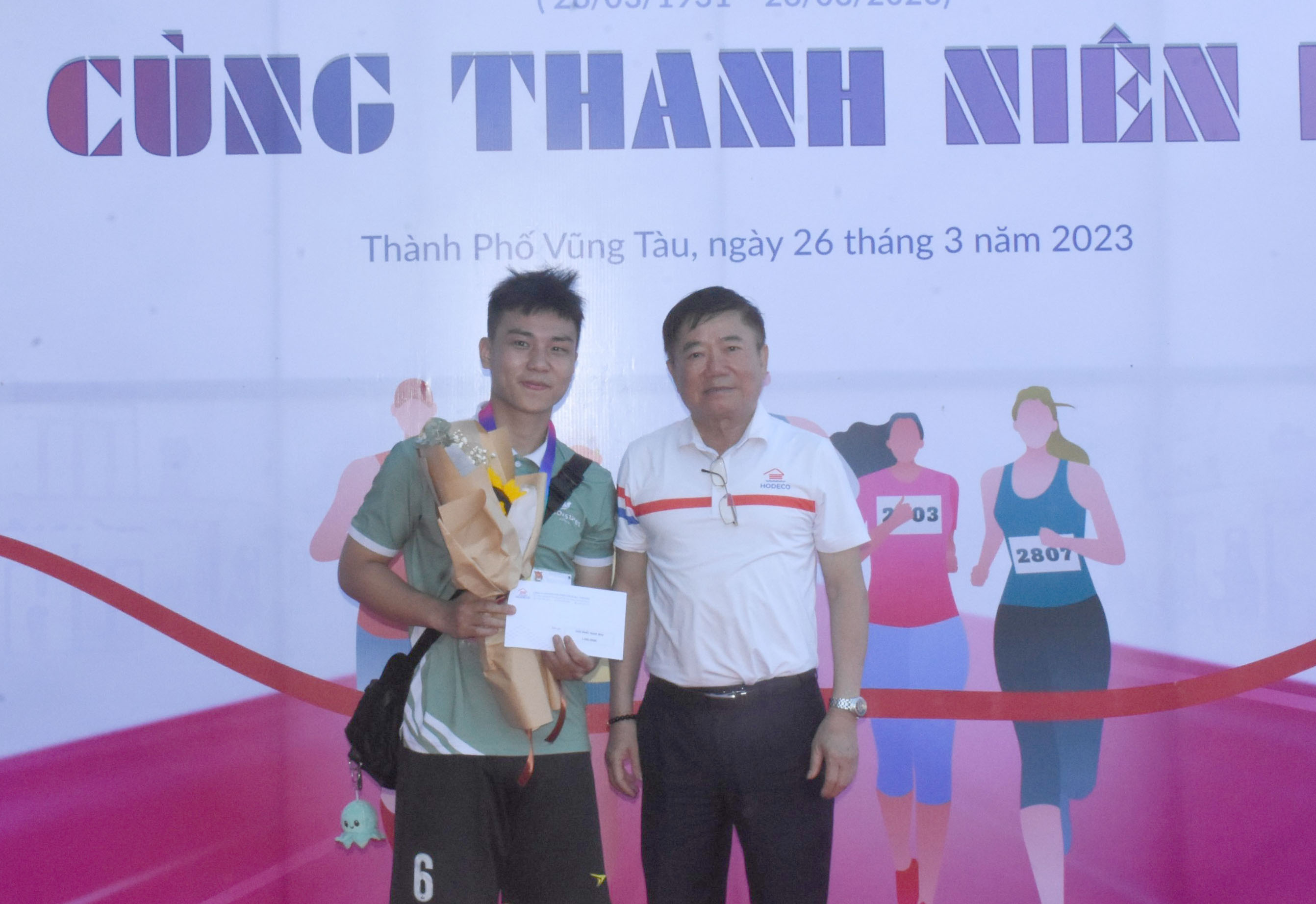Ông Đoàn Hữu Thuận, Chủ tịch HĐQT trao giải nhất nội dung việt dã cho VĐV nam cự ly 3km