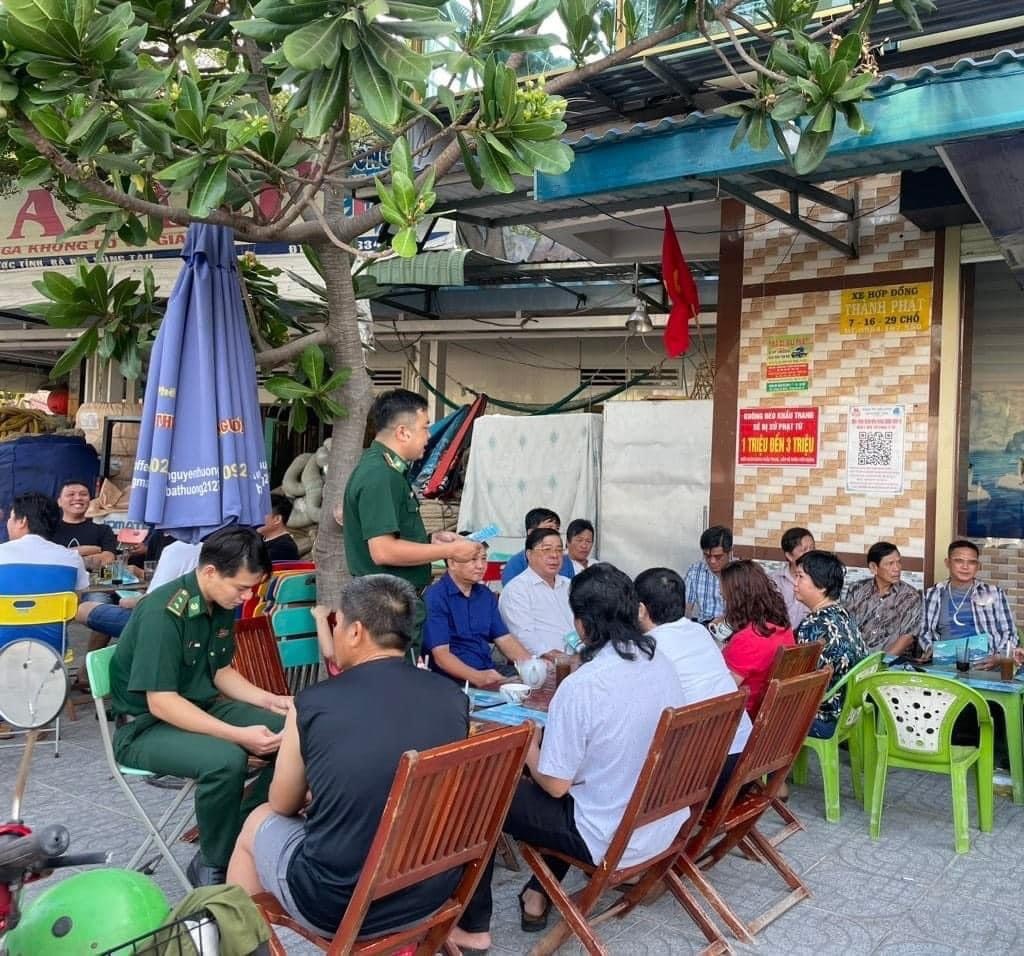 Chính quyền, lực lượng chức năng xã Phước Tỉnh (huyện Long Điền) gặp gỡ, tuyên truyền cho ngư dân  về chống khai thác IUU trong buổi cà phê sáng 25/3.