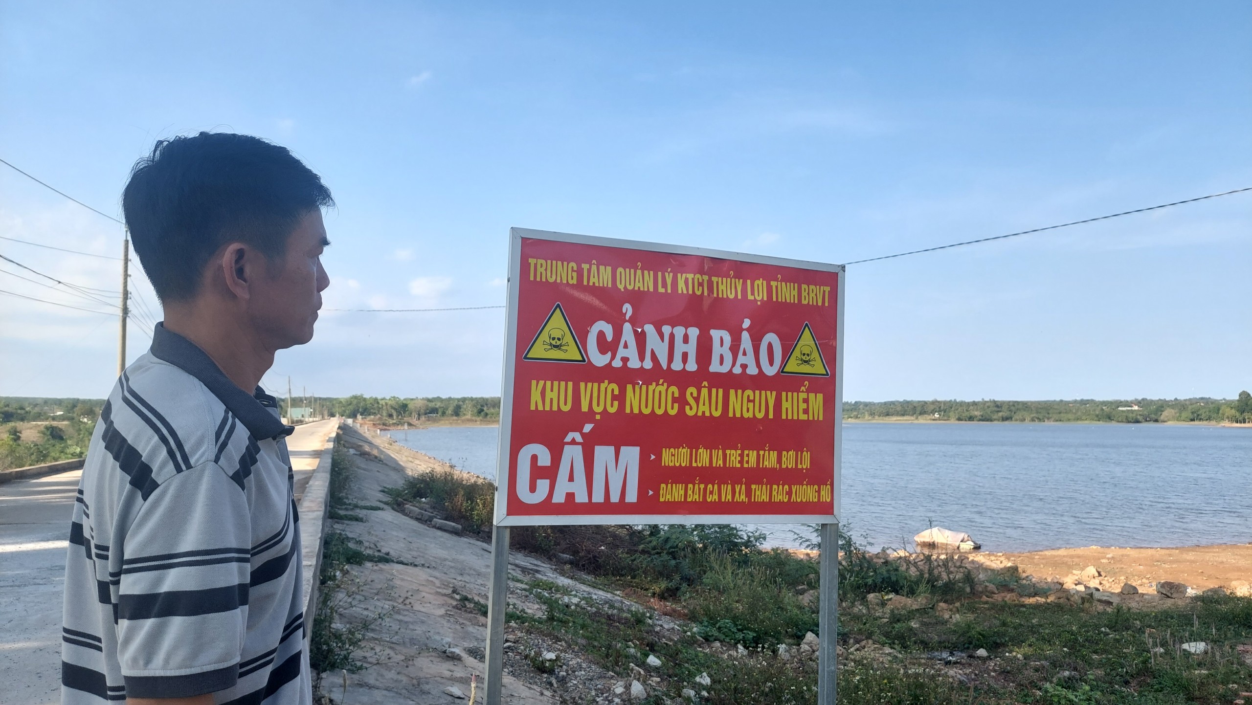 Biển cảnh báo cắm dày đặc ở hồ Kim Long (huyện Châu Đức).