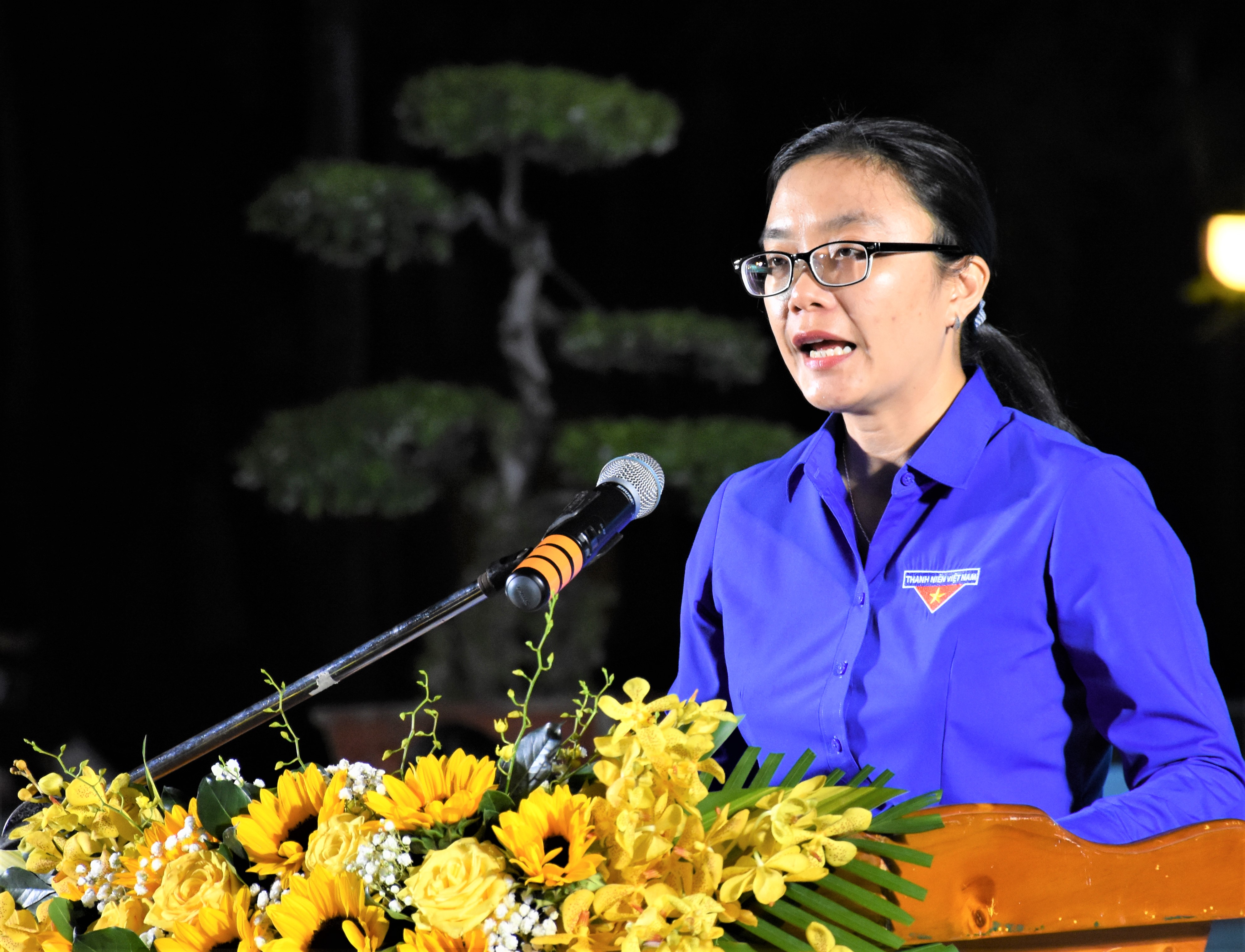 Chị Hồ Thị Ánh Tuyết, Bí thư Tỉnh Đoàn phát biểu ôn lại truyền thống 92 năm thành lập Đoàn TNCS Hồ Chí Minh.
