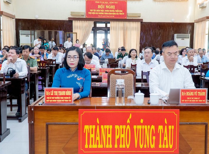 Các đại biểu tham dự tại điểm cầu Thành ủy Vũng Tàu. Ảnh: BẢO KHÁNH.